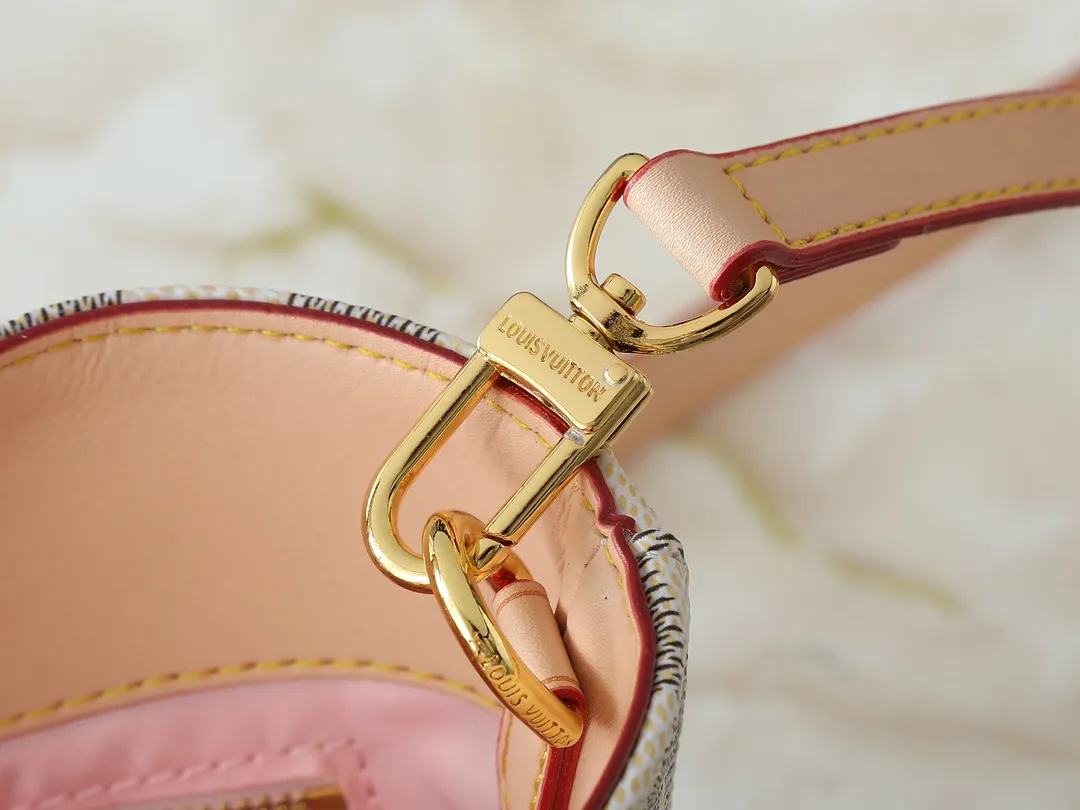 💰240💰Upgraded from the original M14680. Nicolas Ghesquière presented the Rivage BB handbag at the 2025 spring and summer show. It is cut out of Monogram canvas in a bucket shape and reinterprets the Noctambule handbag launched by Louis Vuitton in 1999. The trunk-style handles, LV-engraved padlock and leather luggage tag add classic elements, and the shoulder strap makes it easy to carry cross-body. Dimensions: 12.0 x 18.0 x 7.0 cm (length x height x width)