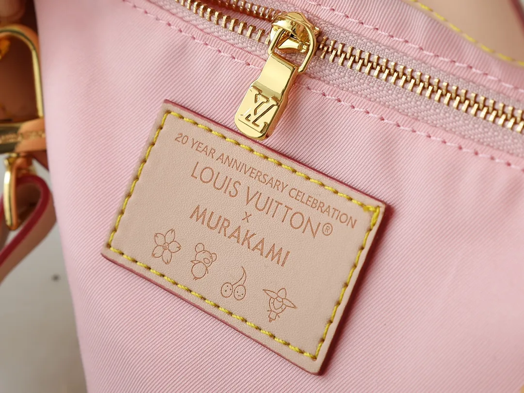 💰240💰Upgraded from the original M14680. Nicolas Ghesquière presented the Rivage BB handbag at the 2025 spring and summer show. It is cut out of Monogram canvas in a bucket shape and reinterprets the Noctambule handbag launched by Louis Vuitton in 1999. The trunk-style handles, LV-engraved padlock and leather luggage tag add classic elements, and the shoulder strap makes it easy to carry cross-body. Dimensions: 12.0 x 18.0 x 7.0 cm (length x height x width)
