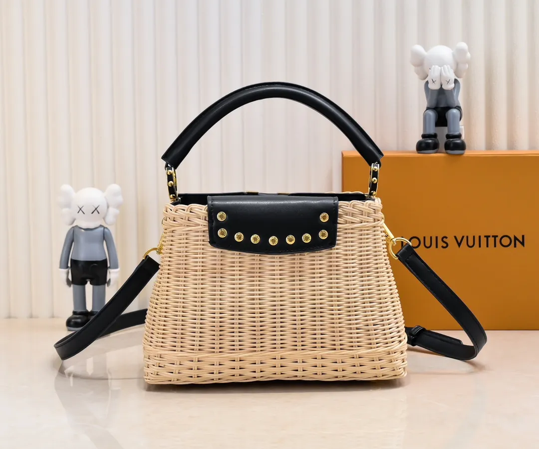Upgraded version P680 M11617 This CapucinesBB handbag has a unique rattan woven structure, paying tribute to the Louis Vuitton picnic box design that came out in 1892. The cow leather shapes the top handle and flap, the LV letters reveal a metallic texture, and the detachable and adjustable leather shoulder strap makes it easy to carry on the shoulder. The gift box packaging provided with this product may be reasonably adjusted depending on the stock situation, and may be different from the packaging style displayed on this product page. Please refer to the actual gift box packaging style received for details. Size:27×17.3×9cm