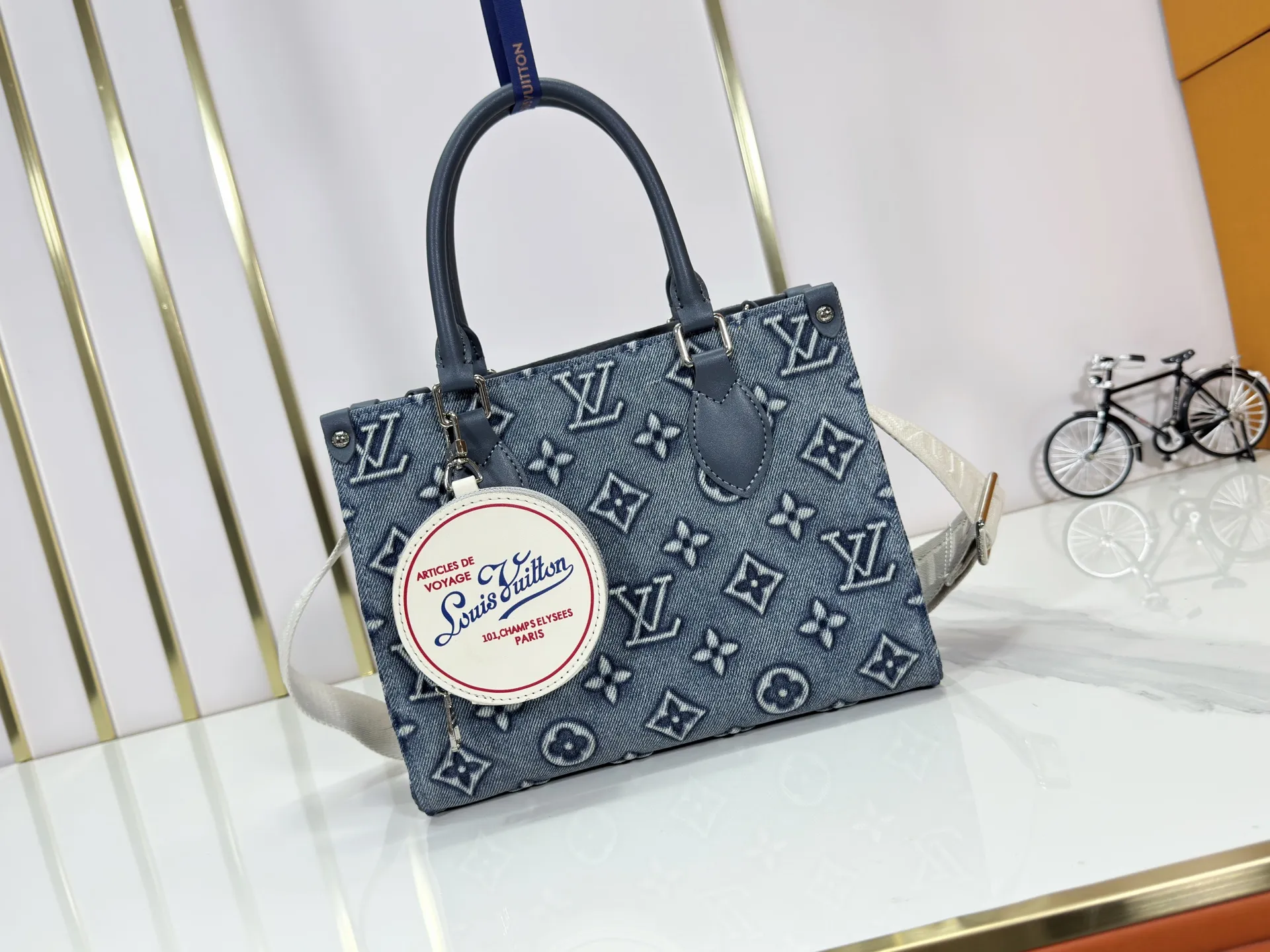 P300 upgraded original M46373 This denim denim jacquard OnTheGo small handbag is combined with Monogram and Monogram Reverse canvas, with Monogram Giant pattern embellishment. The Toron handle and the jacquard textured shoulder strap decorated with the brand's logo create a visual contrast, and the detachable coin bag is suitable for storing change or small items. It combines fashionable charm with various functions, making it a good daily companion. 25.0 x 19.0 x 11.5 cm (length x height x width)