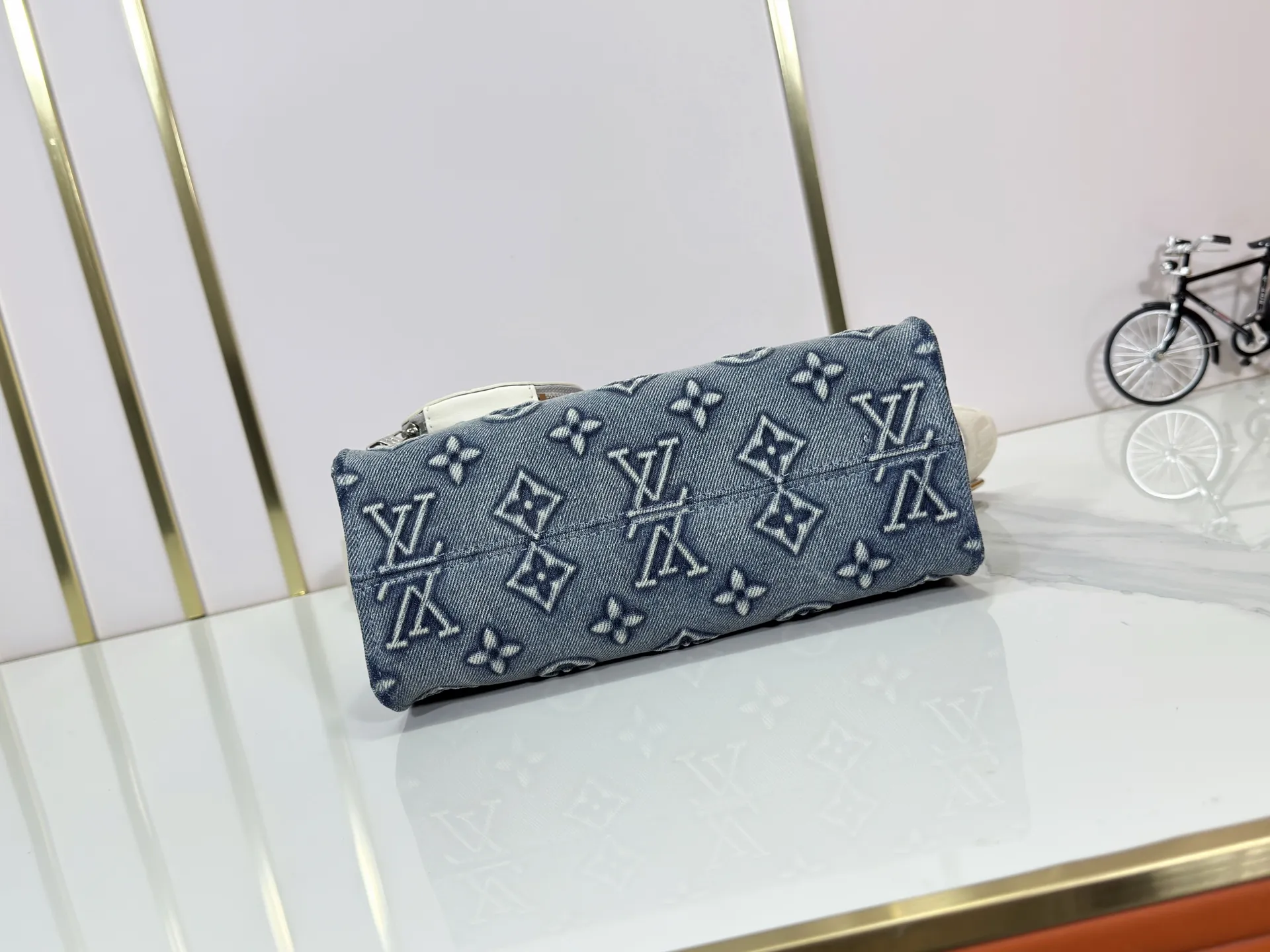 P300 upgraded original M46373 This denim denim jacquard OnTheGo small handbag is combined with Monogram and Monogram Reverse canvas, with Monogram Giant pattern embellishment. The Toron handle and the jacquard textured shoulder strap decorated with the brand's logo create a visual contrast, and the detachable coin bag is suitable for storing change or small items. It combines fashionable charm with various functions, making it a good daily companion. 25.0 x 19.0 x 11.5 cm (length x height x width)