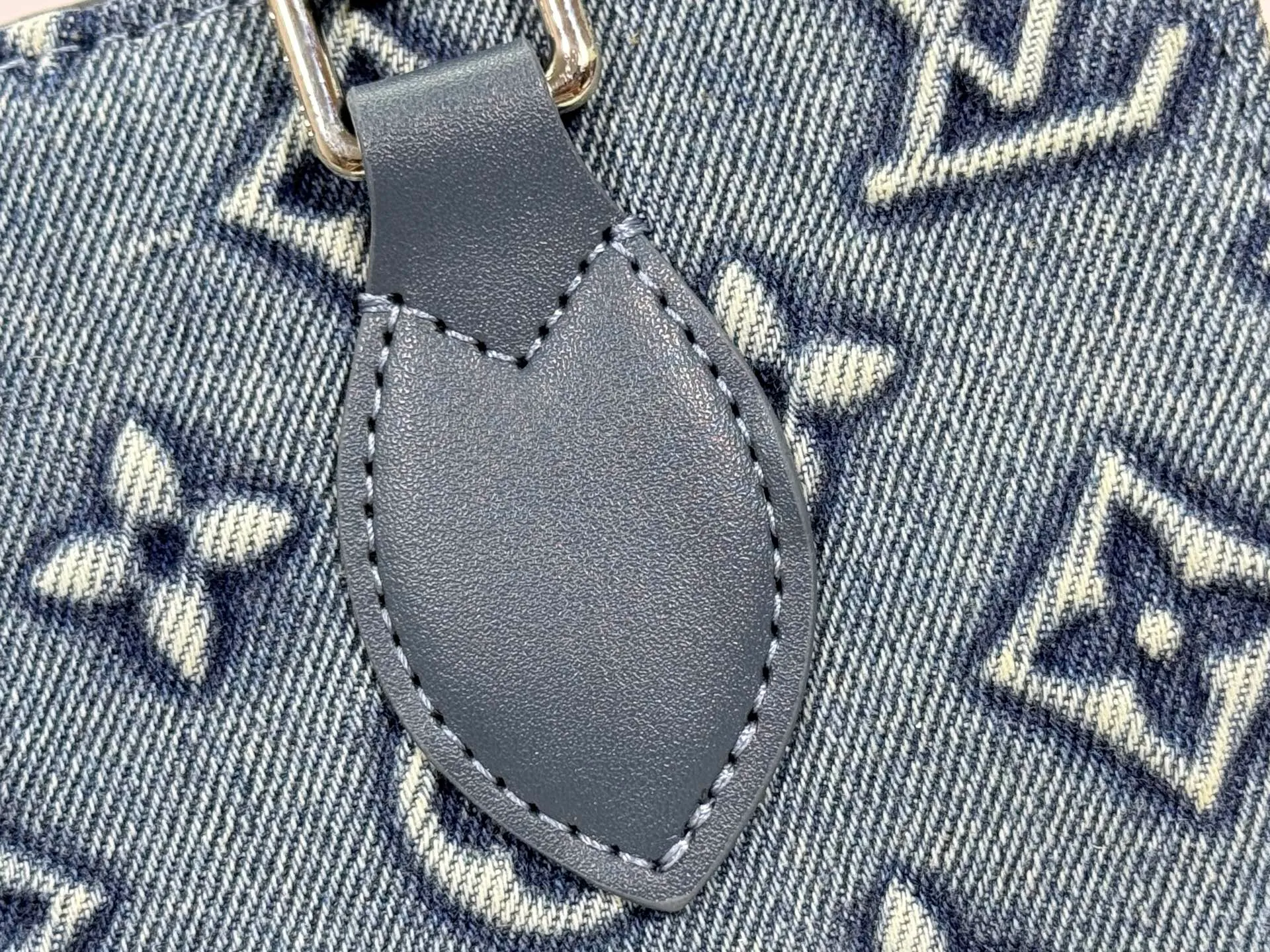 P300 upgraded original M46373 This denim denim jacquard OnTheGo small handbag is combined with Monogram and Monogram Reverse canvas, with Monogram Giant pattern embellishment. The Toron handle and the jacquard textured shoulder strap decorated with the brand's logo create a visual contrast, and the detachable coin bag is suitable for storing change or small items. It combines fashionable charm with various functions, making it a good daily companion. 25.0 x 19.0 x 11.5 cm (length x height x width)