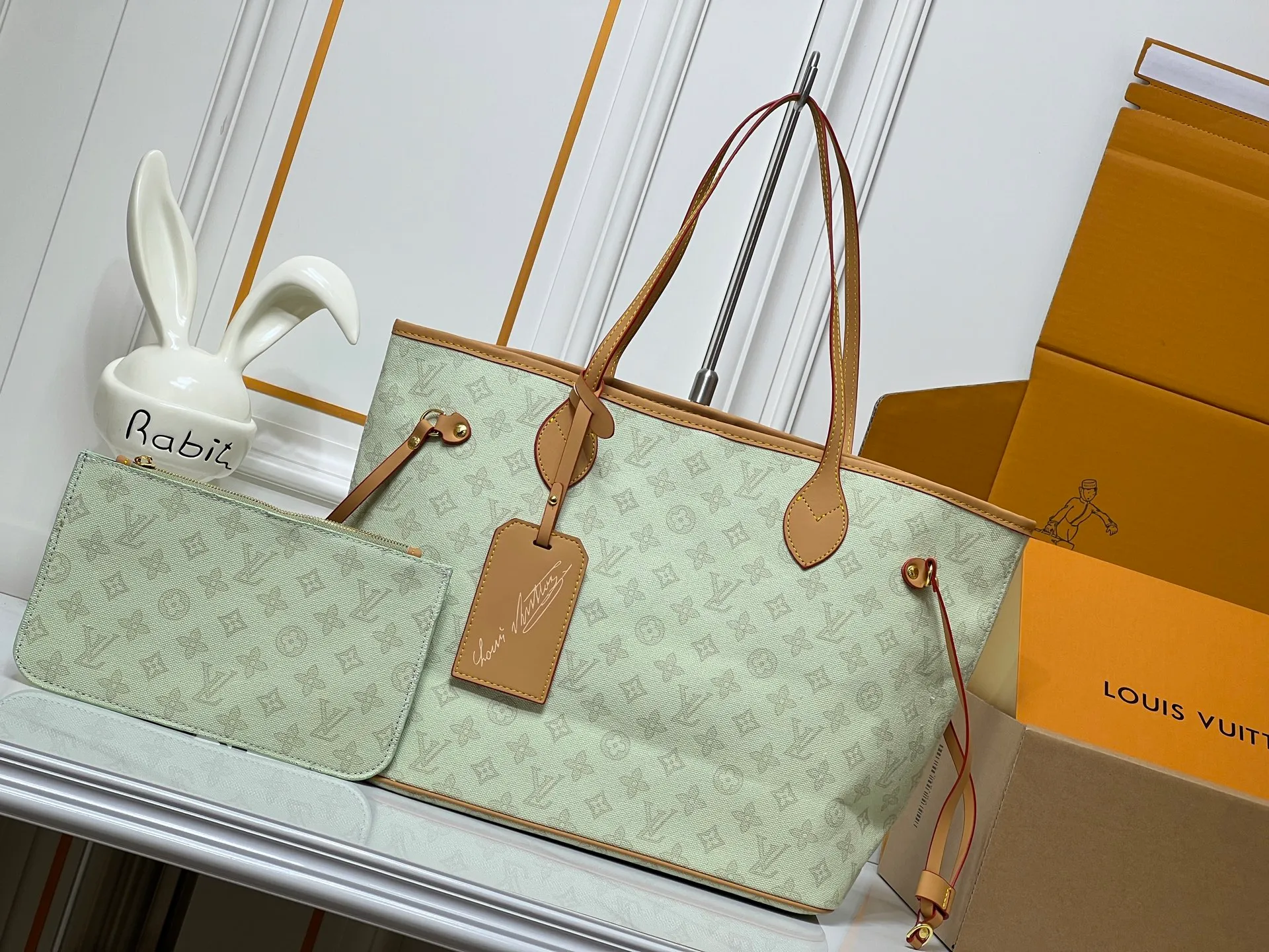 Batch 280💰M45685 M40995 M27521💋💋Louis Vuitton’s new Neverfull is a new interpretation of the classic handbag and explore the exquisite details inside the bag. Redesigned interior pockets feature fresh fabric linings and vintage details inspired by the Louis Vuitton archives, most notably the detachable zippered clutch, which can be used on its own as a sophisticated clutch or as an additional pocket. Bright lining tones add a more lively feel to Monogram's classic canvas. Size: 32*29*17 cm