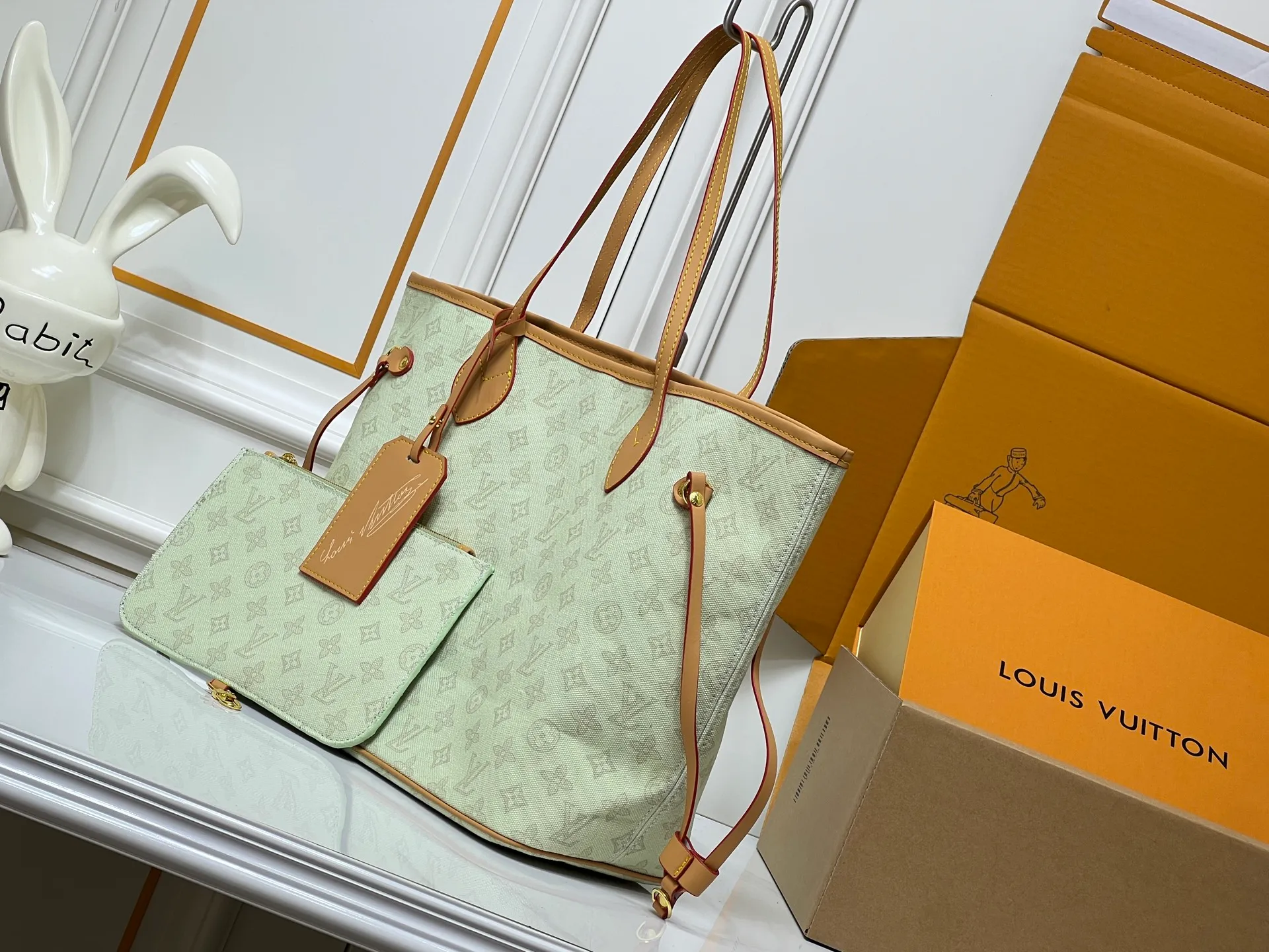 Batch 280💰M45685 M40995 M27521💋💋Louis Vuitton’s new Neverfull is a new interpretation of the classic handbag and explore the exquisite details inside the bag. Redesigned interior pockets feature fresh fabric linings and vintage details inspired by the Louis Vuitton archives, most notably the detachable zippered clutch, which can be used on its own as a sophisticated clutch or as an additional pocket. Bright lining tones add a more lively feel to Monogram's classic canvas. Size: 32*29*17 cm