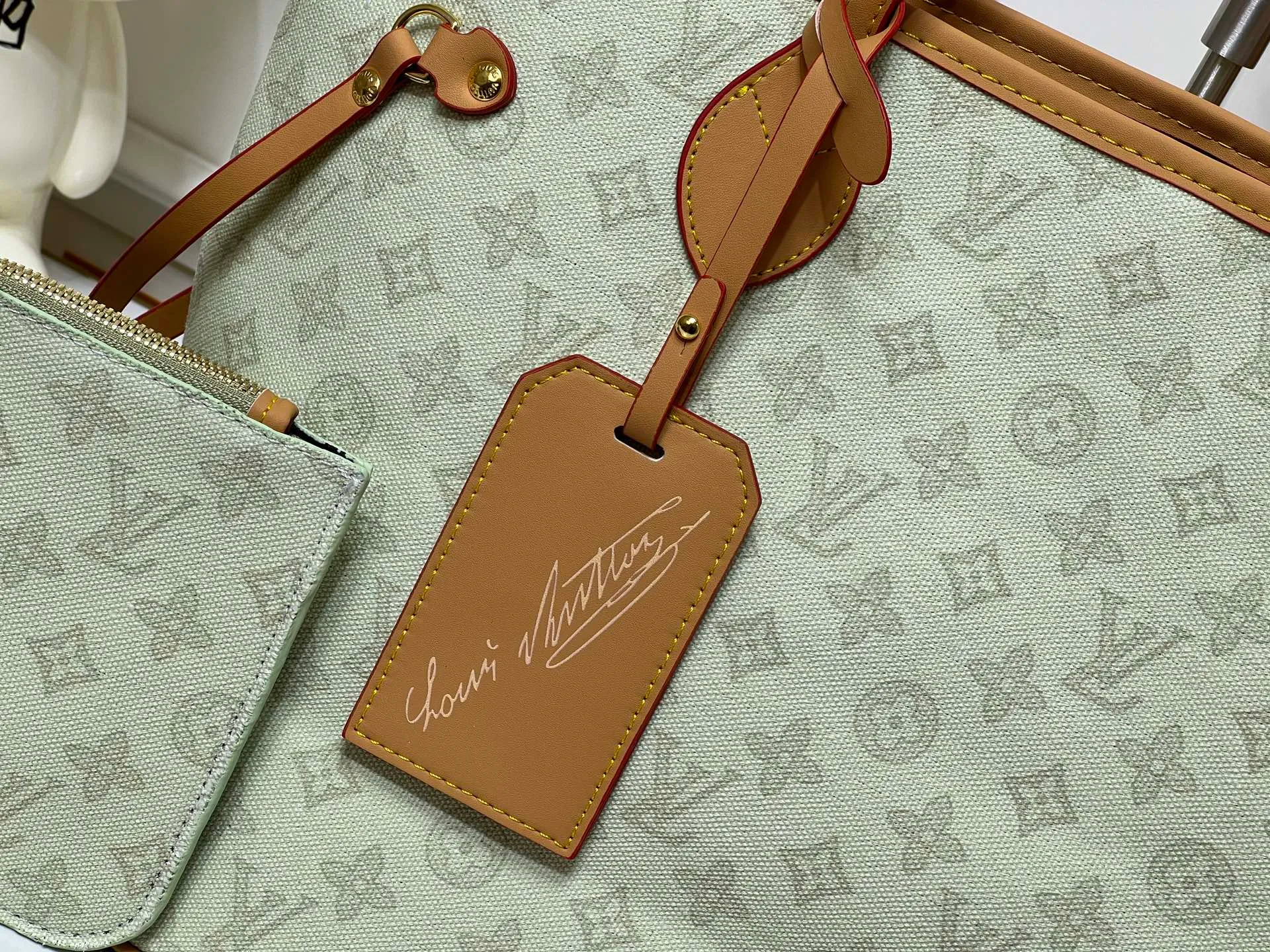 Batch 280💰M45685 M40995 M27521💋💋Louis Vuitton’s new Neverfull is a new interpretation of the classic handbag and explore the exquisite details inside the bag. Redesigned interior pockets feature fresh fabric linings and vintage details inspired by the Louis Vuitton archives, most notably the detachable zippered clutch, which can be used on its own as a sophisticated clutch or as an additional pocket. Bright lining tones add a more lively feel to Monogram's classic canvas. Size: 32*29*17 cm