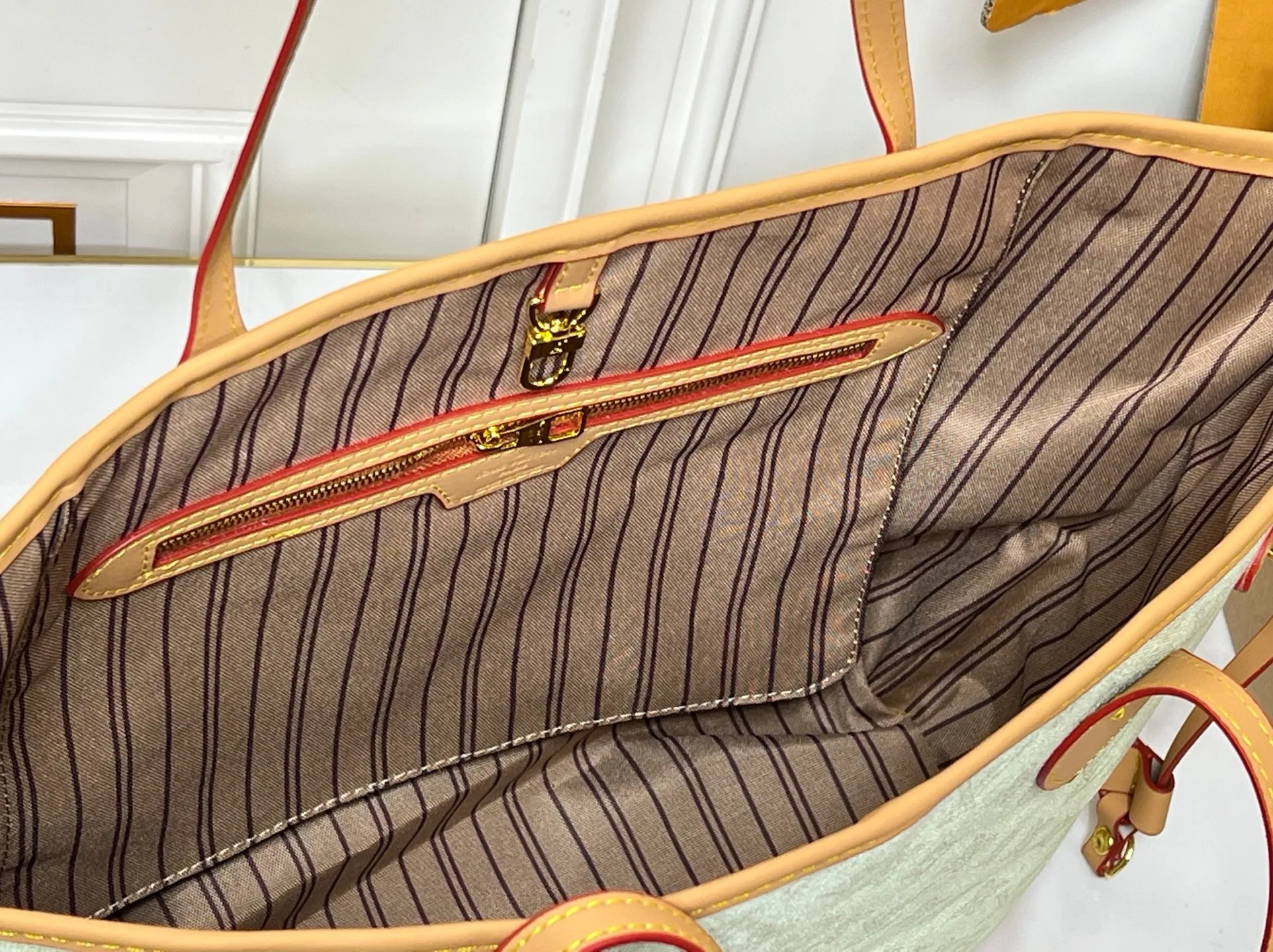 Batch 280💰M45685 M40995 M27521💋💋Louis Vuitton’s new Neverfull is a new interpretation of the classic handbag and explore the exquisite details inside the bag. Redesigned interior pockets feature fresh fabric linings and vintage details inspired by the Louis Vuitton archives, most notably the detachable zippered clutch, which can be used on its own as a sophisticated clutch or as an additional pocket. Bright lining tones add a more lively feel to Monogram's classic canvas. Size: 32*29*17 cm