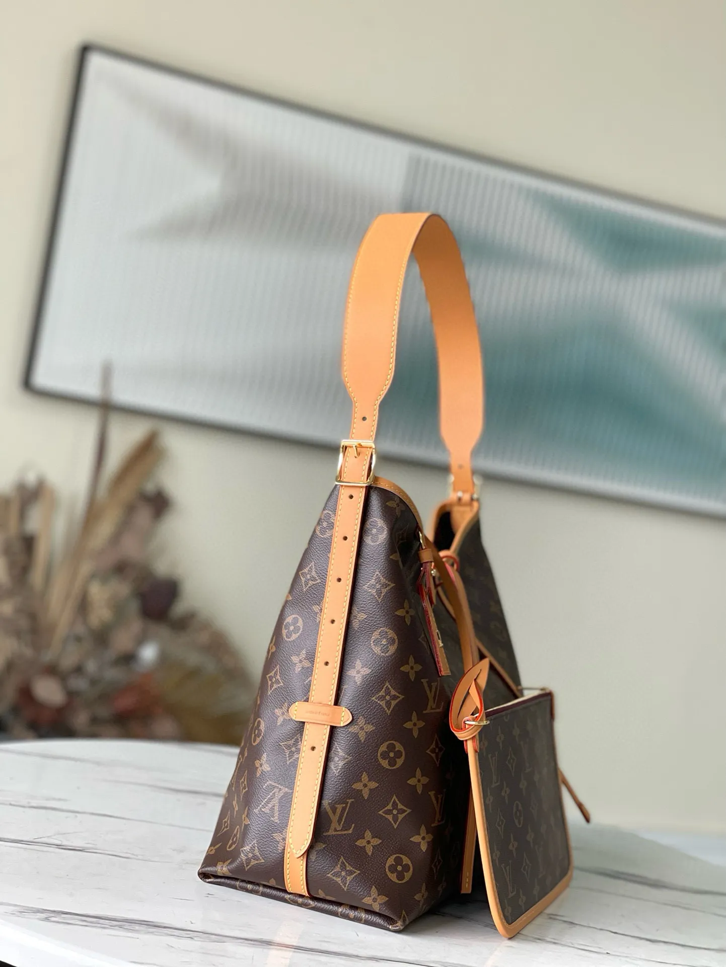 💰820 Top original order M46197 launches a new CarryAll medium handbag, with Monogram canvas and leather trimming to create a body-fitting design. There's a zipped pocket inside the ample space, and a detachable zipped clutch adds a functional element, with a buckle-adjustable handle. Dimensions: 39 x 30 x 15 cm