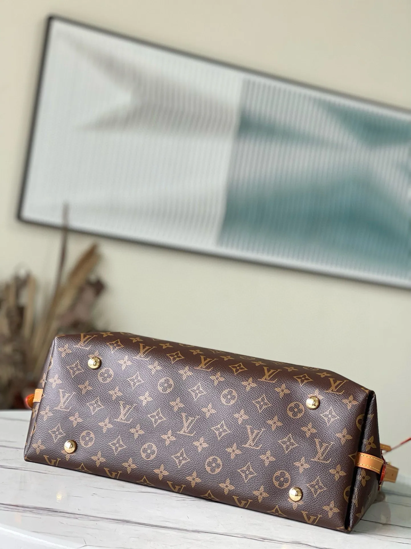 💰820 Top original order M46197 launches a new CarryAll medium handbag, with Monogram canvas and leather trimming to create a body-fitting design. There's a zipped pocket inside the ample space, and a detachable zipped clutch adds a functional element, with a buckle-adjustable handle. Dimensions: 39 x 30 x 15 cm