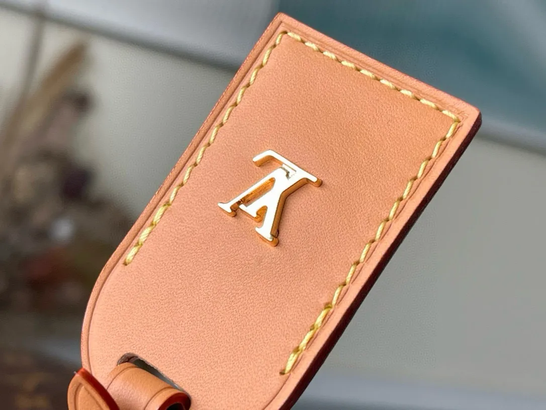 💰820 Top original order M46197 launches a new CarryAll medium handbag, with Monogram canvas and leather trimming to create a body-fitting design. There's a zipped pocket inside the ample space, and a detachable zipped clutch adds a functional element, with a buckle-adjustable handle. Dimensions: 39 x 30 x 15 cm