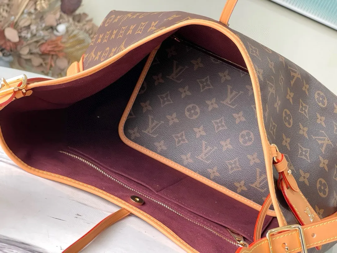 💰820 Top original order M46197 launches a new CarryAll medium handbag, with Monogram canvas and leather trimming to create a body-fitting design. There's a zipped pocket inside the ample space, and a detachable zipped clutch adds a functional element, with a buckle-adjustable handle. Dimensions: 39 x 30 x 15 cm
