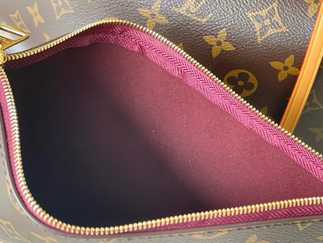 💰820 Top original order M46197 launches a new CarryAll medium handbag, with Monogram canvas and leather trimming to create a body-fitting design. There's a zipped pocket inside the ample space, and a detachable zipped clutch adds a functional element, with a buckle-adjustable handle. Dimensions: 39 x 30 x 15 cm