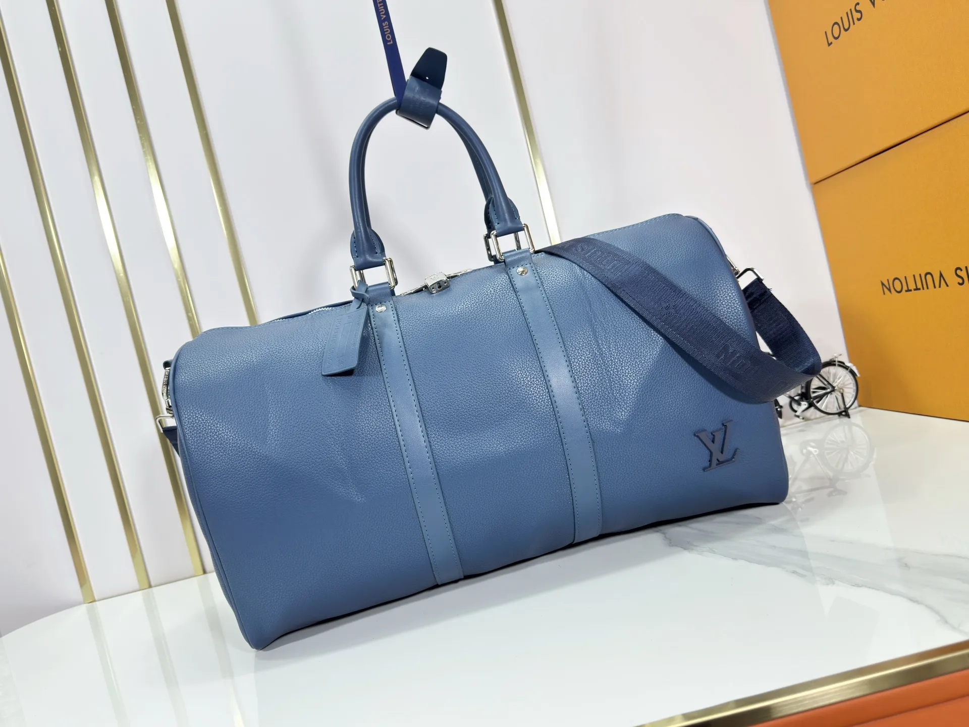 P340 M57088 M21536 Upgraded original version This keepall bandouliere 50 travel bag is made of monogram shadow leather with full monogram embossing and matte metal parts to achieve a minimalist design. The cabin luggage size is suitable for short trips. The keepall soft travel bag series was born in the 1930s and is as classic and elegant as ever. Dimensions: 50x 29 x 23 cm