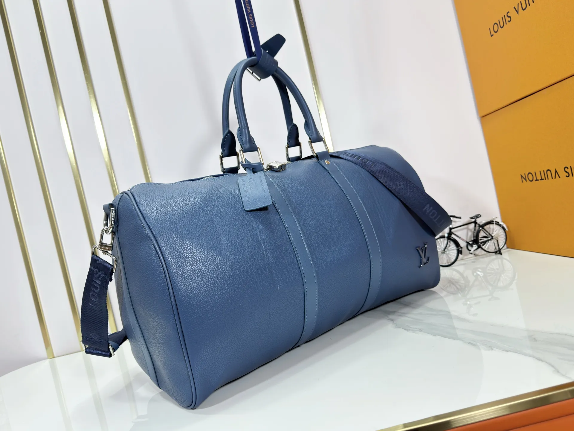 P340 M57088 M21536 Upgraded original version This keepall bandouliere 50 travel bag is made of monogram shadow leather with full monogram embossing and matte metal parts to achieve a minimalist design. The cabin luggage size is suitable for short trips. The keepall soft travel bag series was born in the 1930s and is as classic and elegant as ever. Dimensions: 50x 29 x 23 cm