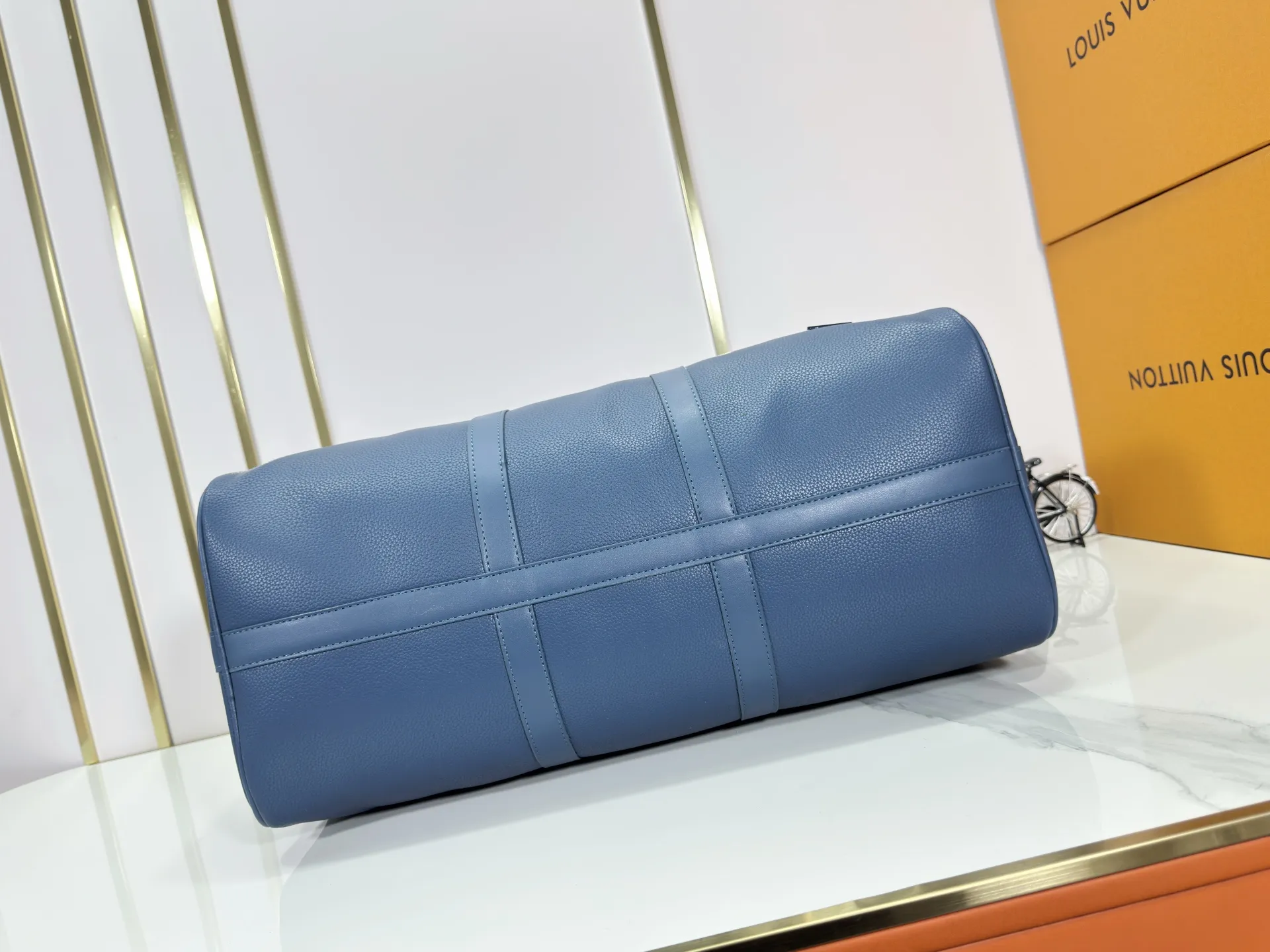 P340 M57088 M21536 Upgraded original version This keepall bandouliere 50 travel bag is made of monogram shadow leather with full monogram embossing and matte metal parts to achieve a minimalist design. The cabin luggage size is suitable for short trips. The keepall soft travel bag series was born in the 1930s and is as classic and elegant as ever. Dimensions: 50x 29 x 23 cm
