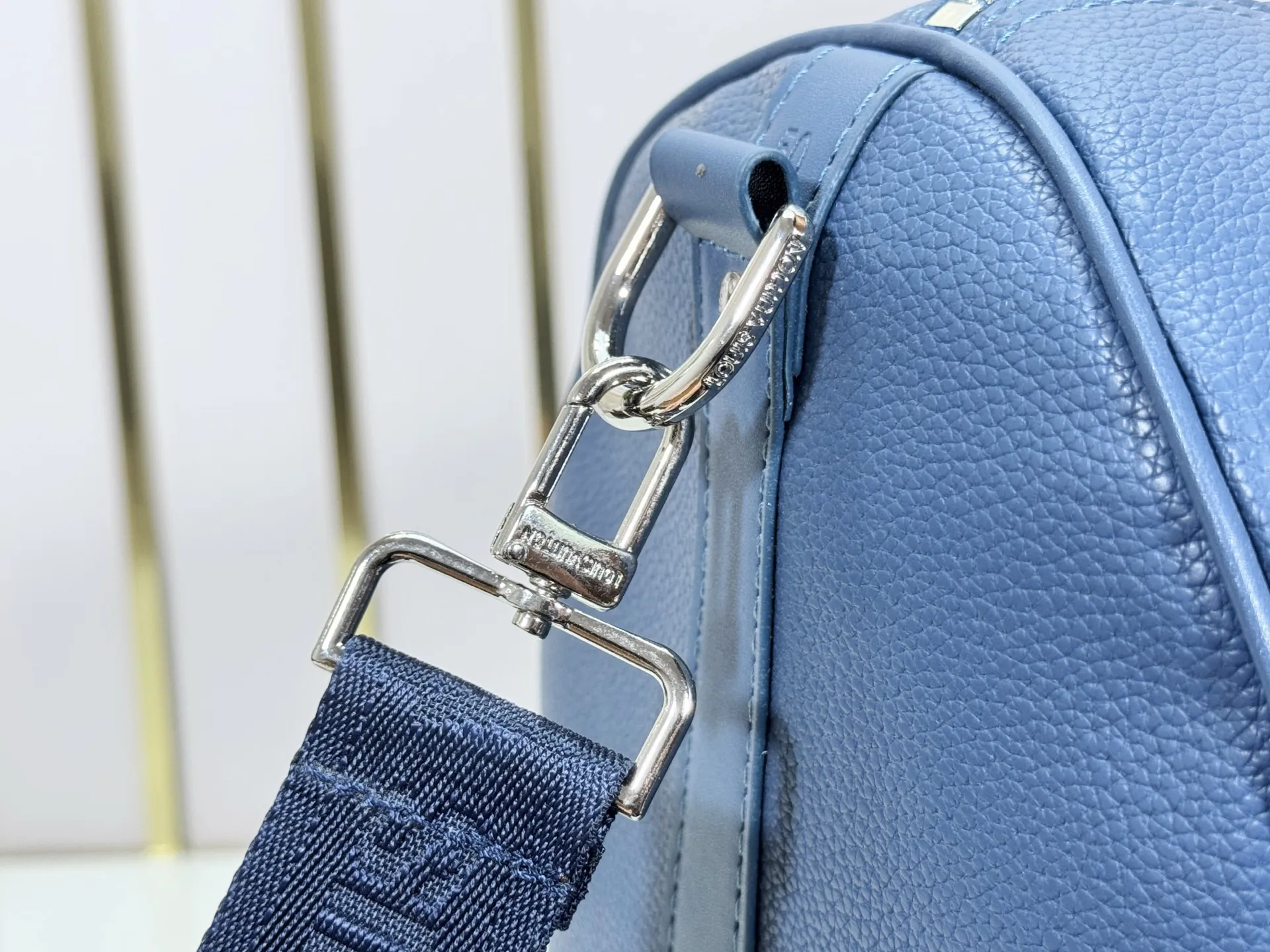 P340 M57088 M21536 Upgraded original version This keepall bandouliere 50 travel bag is made of monogram shadow leather with full monogram embossing and matte metal parts to achieve a minimalist design. The cabin luggage size is suitable for short trips. The keepall soft travel bag series was born in the 1930s and is as classic and elegant as ever. Dimensions: 50x 29 x 23 cm
