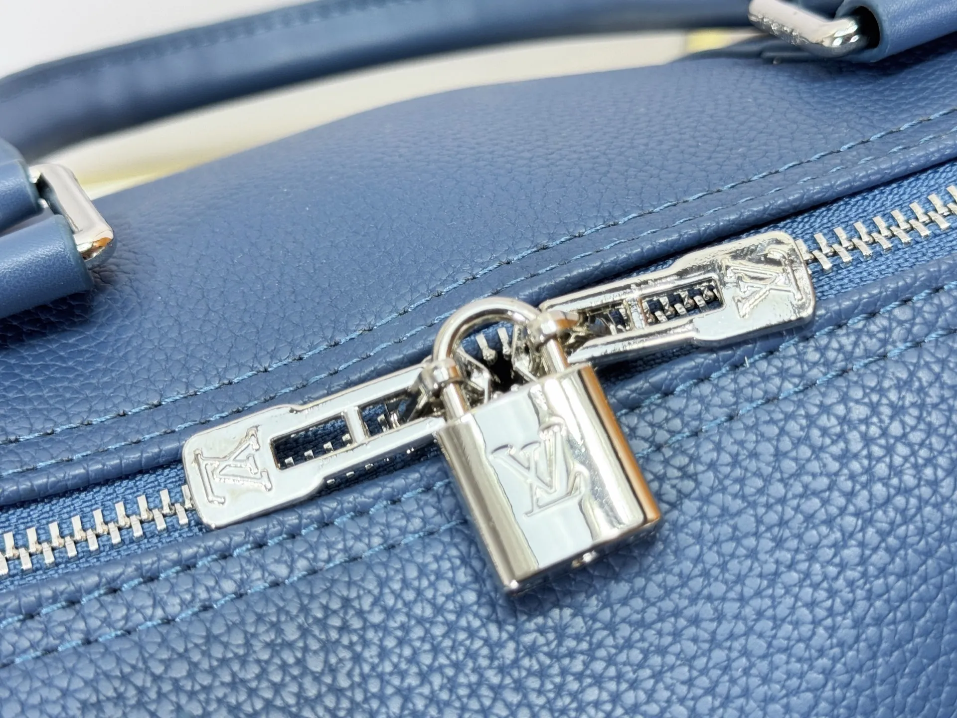 P340 M57088 M21536 Upgraded original version This keepall bandouliere 50 travel bag is made of monogram shadow leather with full monogram embossing and matte metal parts to achieve a minimalist design. The cabin luggage size is suitable for short trips. The keepall soft travel bag series was born in the 1930s and is as classic and elegant as ever. Dimensions: 50x 29 x 23 cm