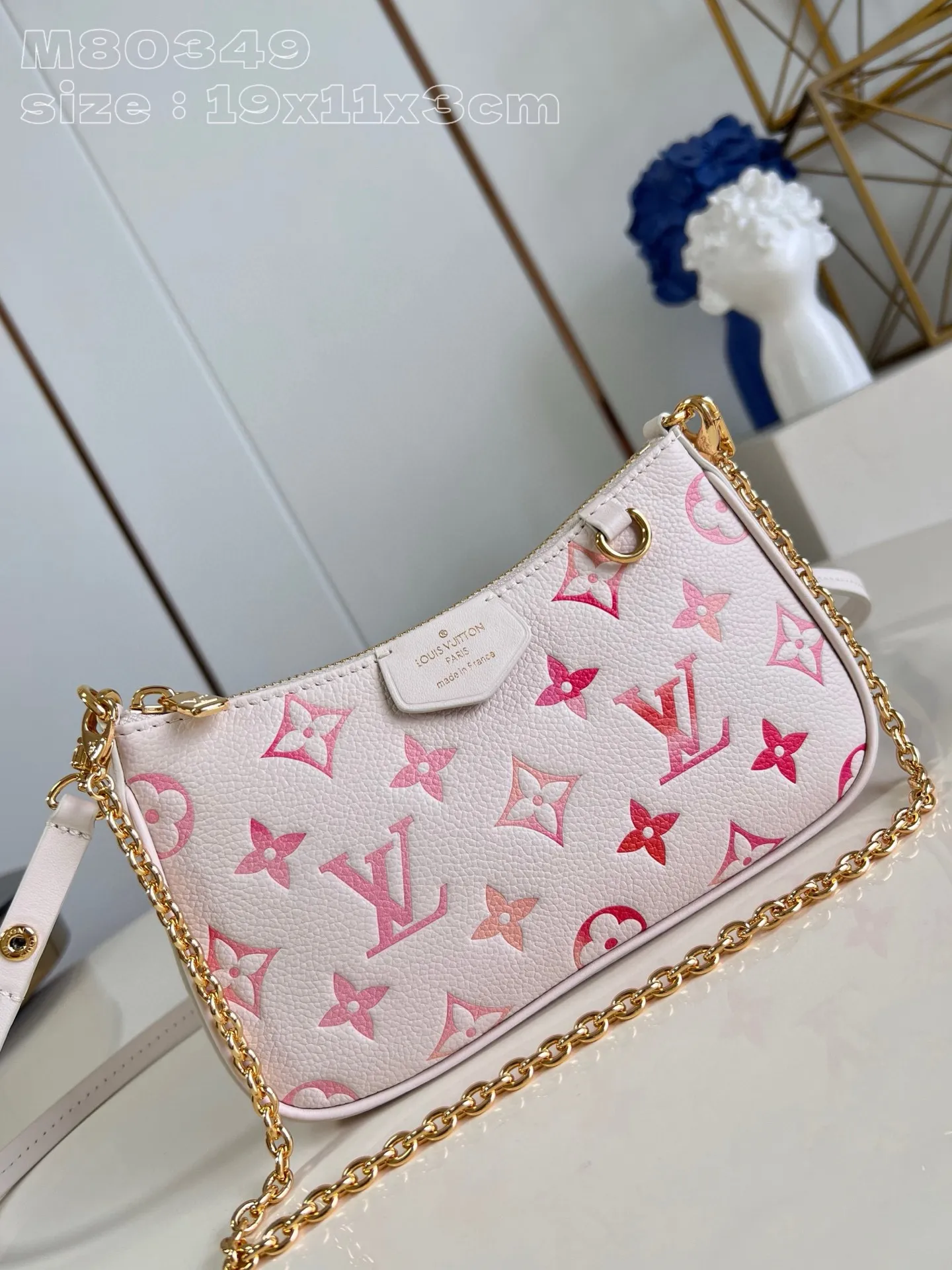 💰840 (top layer leather) top original order [Exclusive real shot M80349 Strawberry Gradient] M83448 This Easy Pouch on Strap handbag comes from the Sunrise Aquarelle series. It renders a gradient digital pattern on Monogram Empreinte leather to express the inspiration of watercolor painting. Plenty of space to accommodate daily needs, with a detachable chain and detachable and adjustable shoulder strap, suitable for shoulder or cross-body wear. 19 x 11.5 x 3 cm (length x height x width)