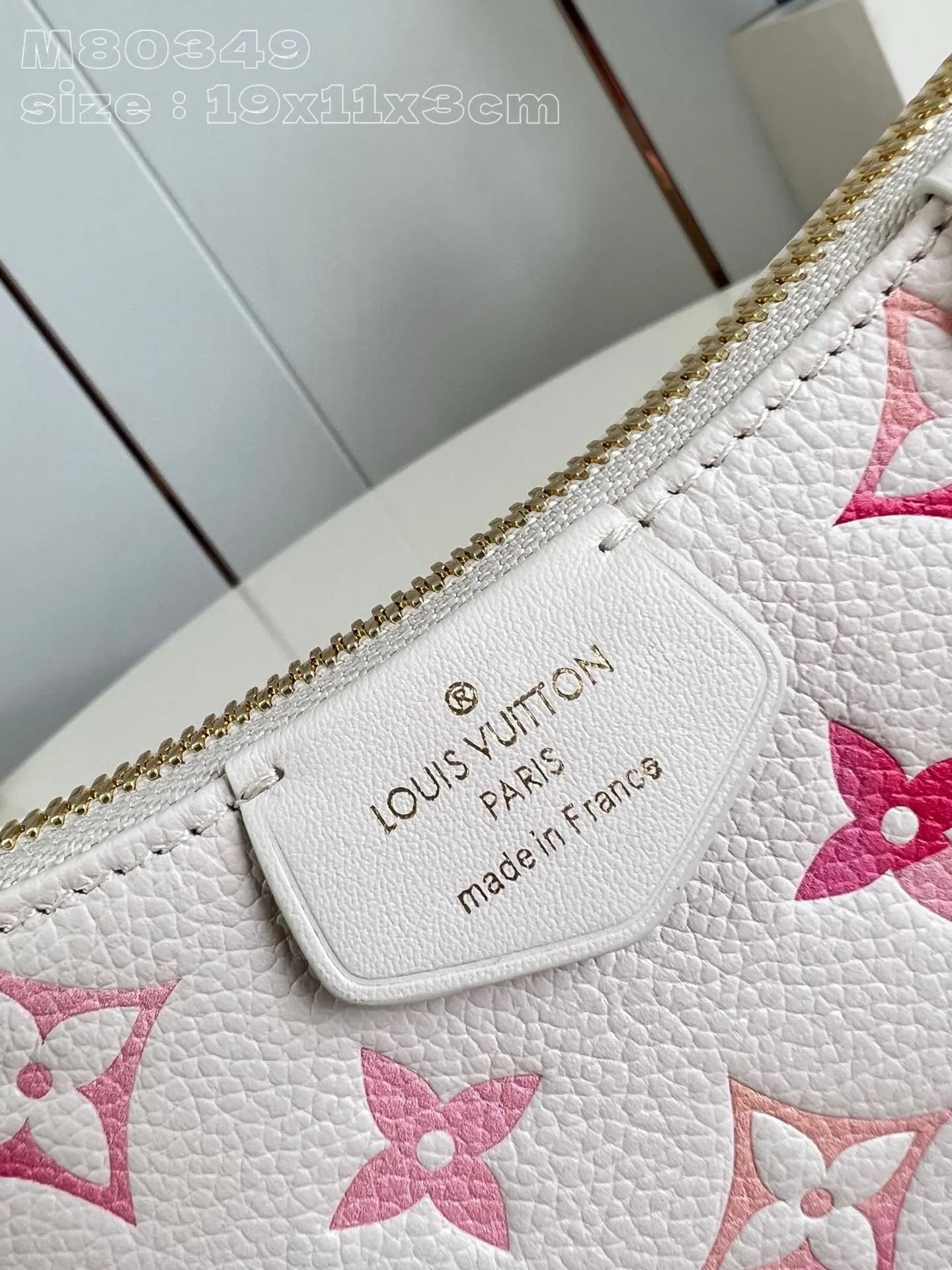 💰840 (top layer leather) top original order [Exclusive real shot M80349 Strawberry Gradient] M83448 This Easy Pouch on Strap handbag comes from the Sunrise Aquarelle series. It renders a gradient digital pattern on Monogram Empreinte leather to express the inspiration of watercolor painting. Plenty of space to accommodate daily needs, with a detachable chain and detachable and adjustable shoulder strap, suitable for shoulder or cross-body wear. 19 x 11.5 x 3 cm (length x height x width)