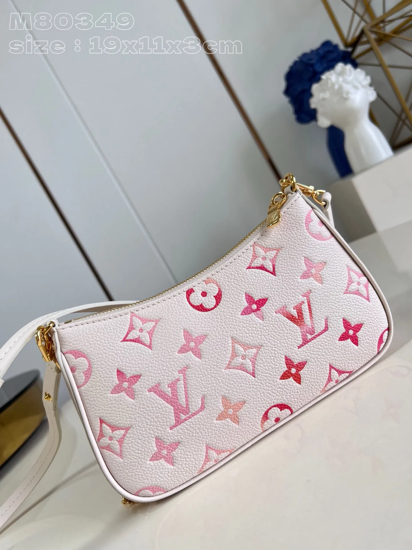 💰840 (top layer leather) top original order [Exclusive real shot M80349 Strawberry Gradient] M83448 This Easy Pouch on Strap handbag comes from the Sunrise Aquarelle series. It renders a gradient digital pattern on Monogram Empreinte leather to express the inspiration of watercolor painting. Plenty of space to accommodate daily needs, with a detachable chain and detachable and adjustable shoulder strap, suitable for shoulder or cross-body wear. 19 x 11.5 x 3 cm (length x height x width)