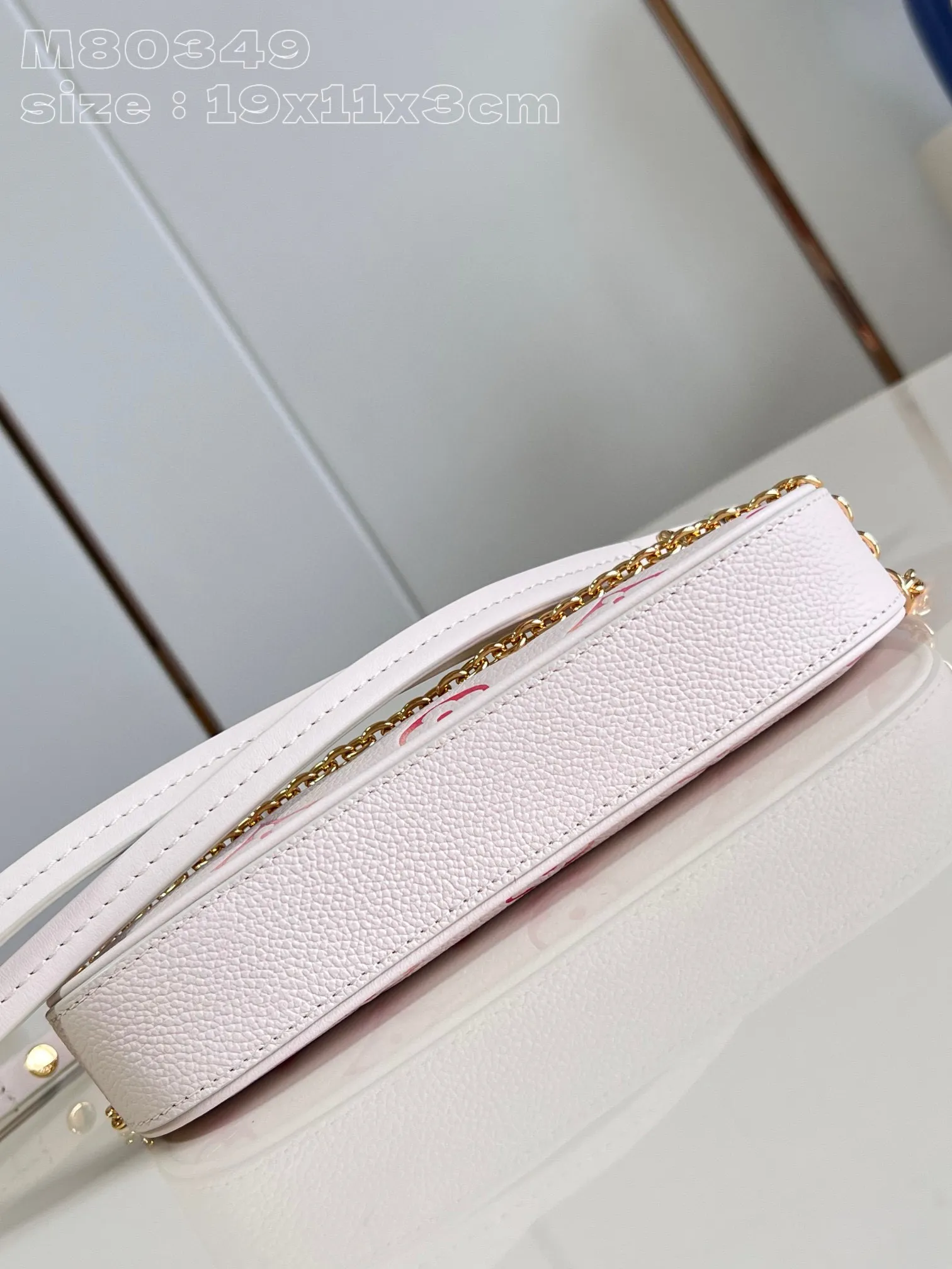 💰840 (top layer leather) top original order [Exclusive real shot M80349 Strawberry Gradient] M83448 This Easy Pouch on Strap handbag comes from the Sunrise Aquarelle series. It renders a gradient digital pattern on Monogram Empreinte leather to express the inspiration of watercolor painting. Plenty of space to accommodate daily needs, with a detachable chain and detachable and adjustable shoulder strap, suitable for shoulder or cross-body wear. 19 x 11.5 x 3 cm (length x height x width)
