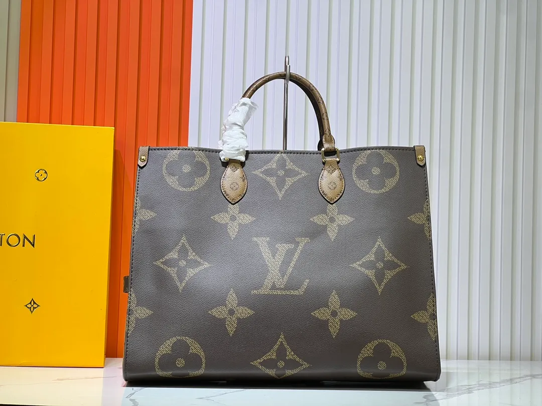 Batch 280💰Upgraded original M46823 M44571 This OnTheGo Voyage tote bag is decorated with Giant Monogram canvas and Monogram Reverse canvas on both sides, interpreting the two-in-one design concept: the inner zipper clutch can be cleverly transformed into a waist bag to store a passport and mobile phone. The sophisticated design makes it easy to attach to the LV Horizon suitcase, and the shoulder straps are detachable and adjustable for a comfortable travel experience. Dimensions: 43.0 x 33.0 x 18.5 cm (length x height x width)