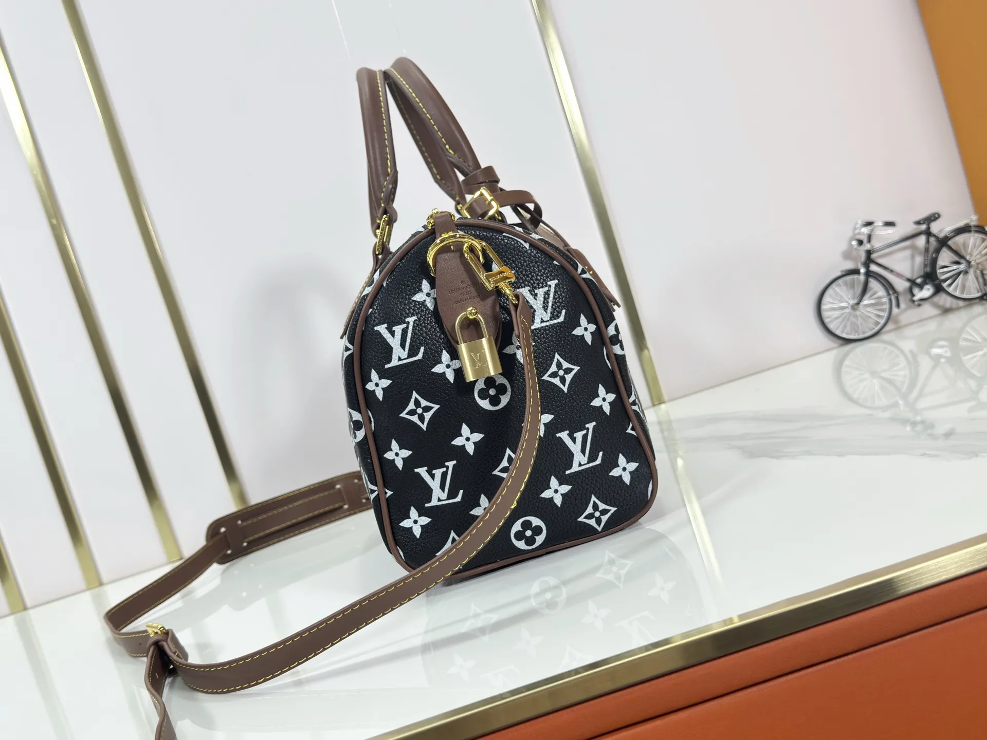 P280 Upgraded original M15278 M24441 M24424 This Speedy Bandoulière 25 Monogram Leather handbag is made of soft cow leather and uses Monogram patterns to reproduce the elegant look and feel of canvas printing. Dazzling metal hardware, sheepskin lining and nameplate all reflect Creative Director Pharrell Williams' relentless attention to detail. 25 x 15 x 15 cm (length x height x width)