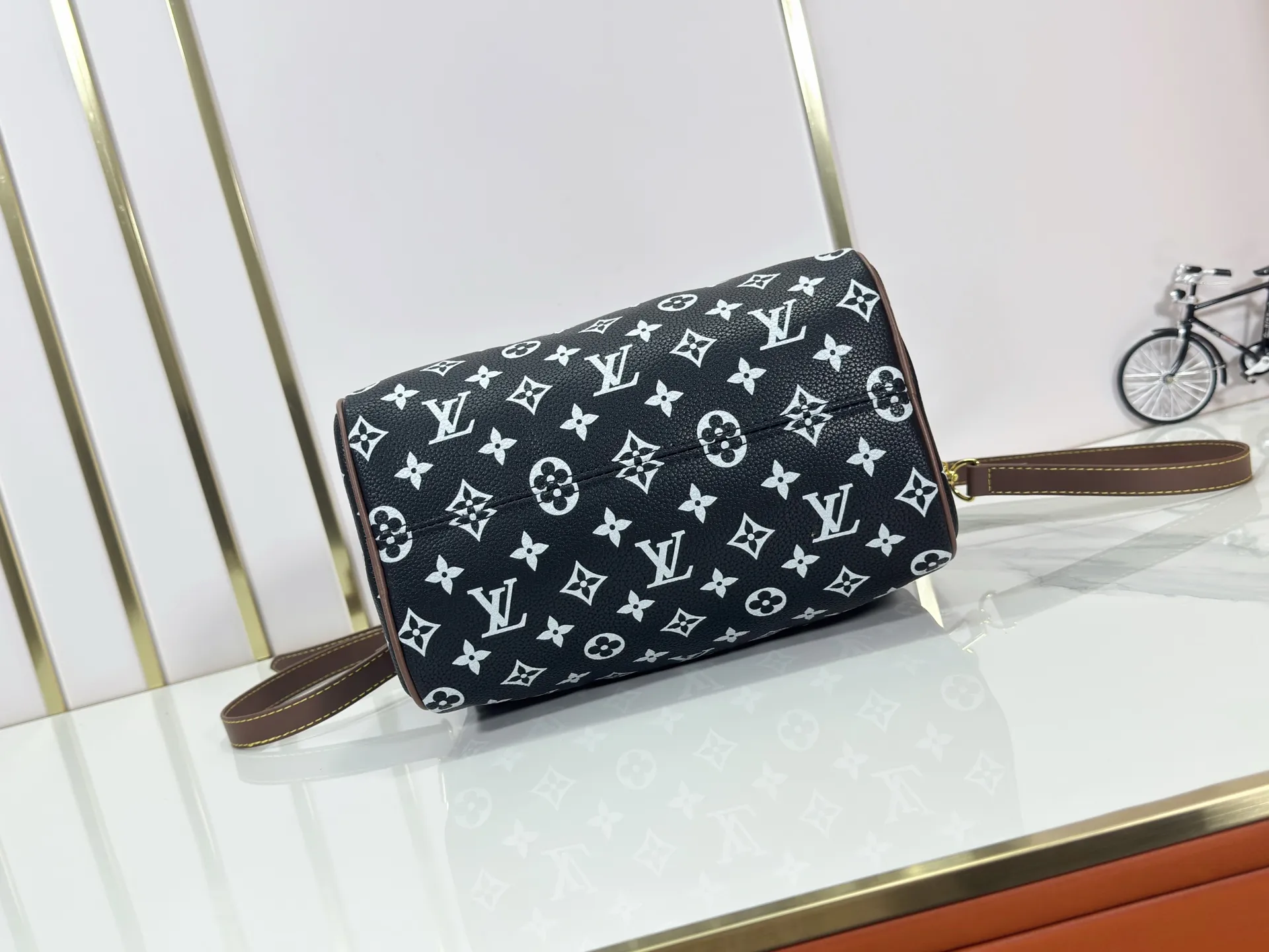 P280 Upgraded original M15278 M24441 M24424 This Speedy Bandoulière 25 Monogram Leather handbag is made of soft cow leather and uses Monogram patterns to reproduce the elegant look and feel of canvas printing. Dazzling metal hardware, sheepskin lining and nameplate all reflect Creative Director Pharrell Williams' relentless attention to detail. 25 x 15 x 15 cm (length x height x width)