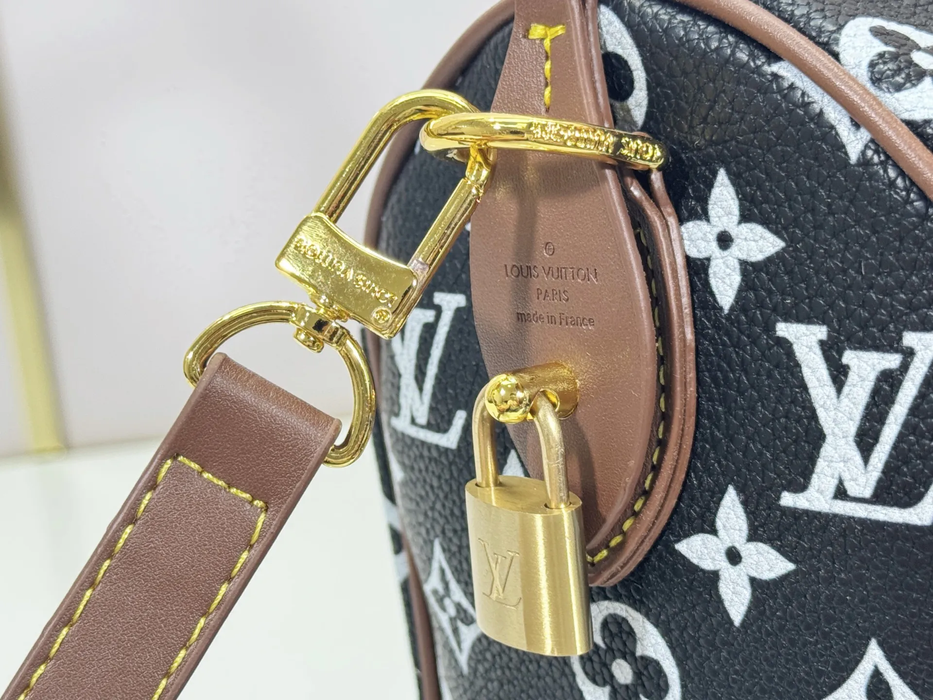 P280 Upgraded original M15278 M24441 M24424 This Speedy Bandoulière 25 Monogram Leather handbag is made of soft cow leather and uses Monogram patterns to reproduce the elegant look and feel of canvas printing. Dazzling metal hardware, sheepskin lining and nameplate all reflect Creative Director Pharrell Williams' relentless attention to detail. 25 x 15 x 15 cm (length x height x width)
