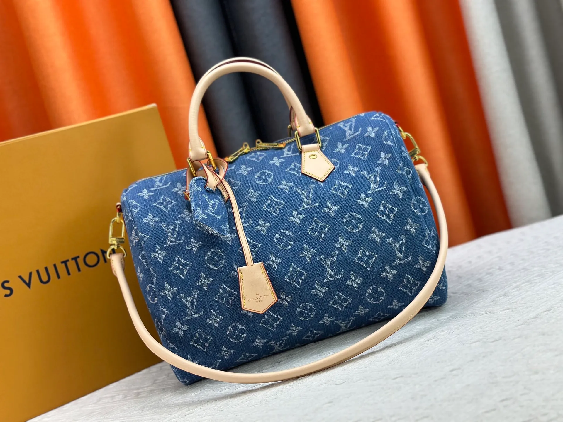 P320 Gray Denim Blue Denim M13344 M40391 Denim Denim Louis Vuitton collaborated with Takashi Murakami for the first time and launched the classic "Color Monogram" series, which immediately triggered a trend storm. Based on the denim denim design launched in 2005, cherry elements are integrated into LV's classic Monogram canvas, showing the perfect combination of art and fashion. Size: 30x21x17