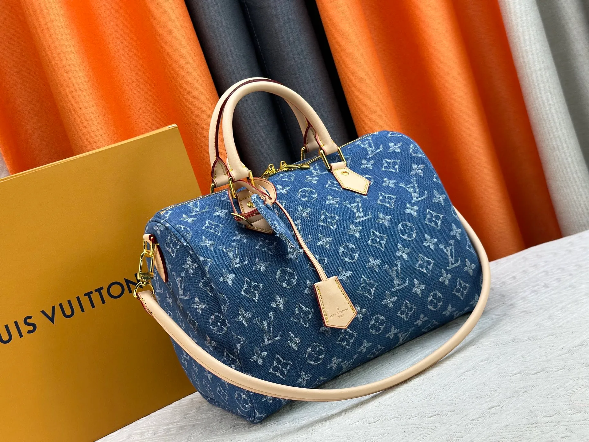 P320 Gray Denim Blue Denim M13344 M40391 Denim Denim Louis Vuitton collaborated with Takashi Murakami for the first time and launched the classic "Color Monogram" series, which immediately triggered a trend storm. Based on the denim denim design launched in 2005, cherry elements are integrated into LV's classic Monogram canvas, showing the perfect combination of art and fashion. Size: 30x21x17