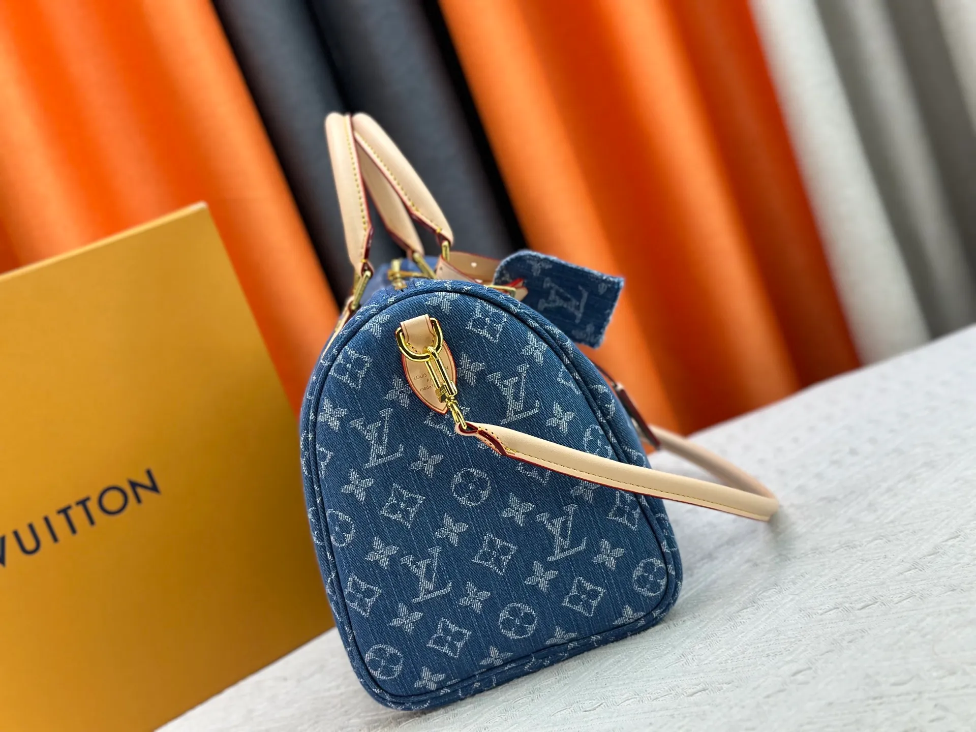 P320 Gray Denim Blue Denim M13344 M40391 Denim Denim Louis Vuitton collaborated with Takashi Murakami for the first time and launched the classic "Color Monogram" series, which immediately triggered a trend storm. Based on the denim denim design launched in 2005, cherry elements are integrated into LV's classic Monogram canvas, showing the perfect combination of art and fashion. Size: 30x21x17