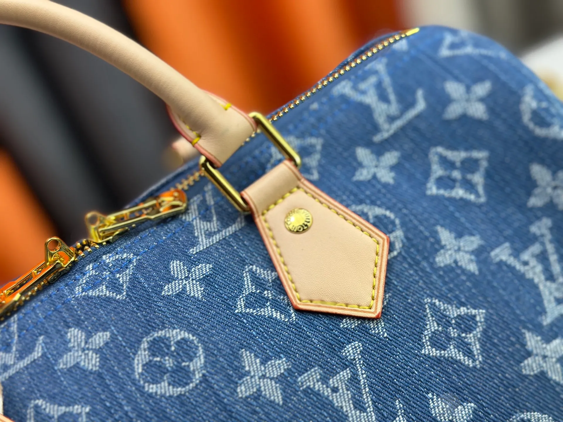 P320 Gray Denim Blue Denim M13344 M40391 Denim Denim Louis Vuitton collaborated with Takashi Murakami for the first time and launched the classic "Color Monogram" series, which immediately triggered a trend storm. Based on the denim denim design launched in 2005, cherry elements are integrated into LV's classic Monogram canvas, showing the perfect combination of art and fashion. Size: 30x21x17