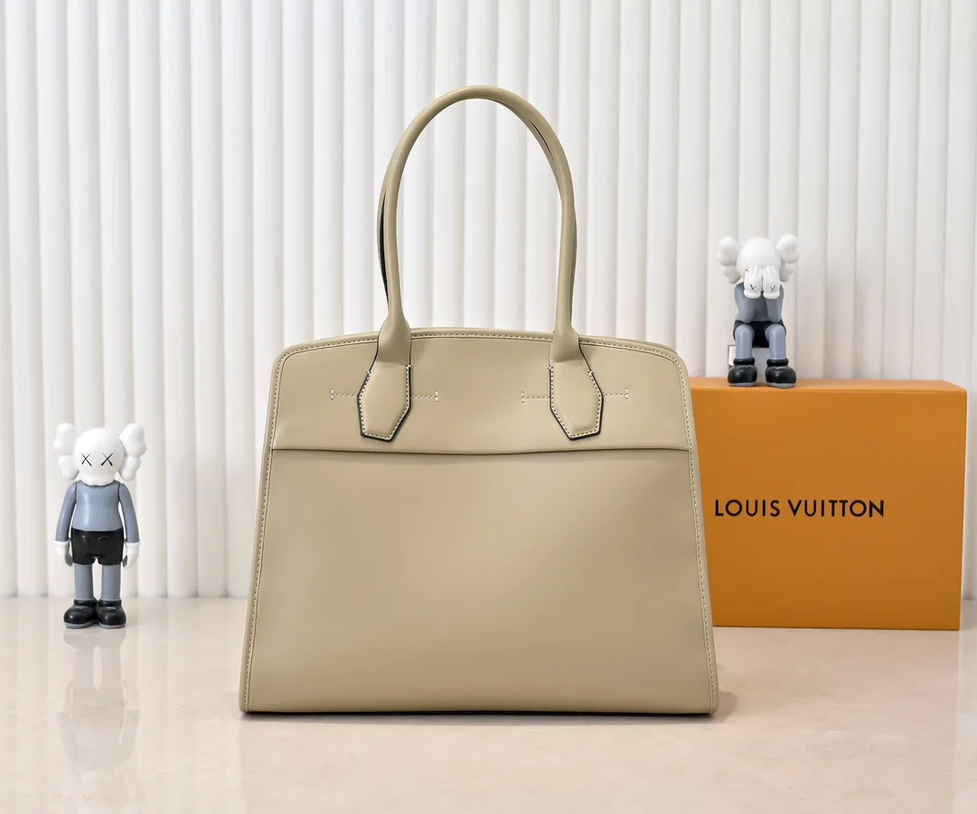 Batch 💰Small 360 💰Large 190 M12005 M12556 M12337 This large City Steamer handbag draws inspiration from the design of suitcases built for cruise ships in 1901, making its eye-catching appearance at the 2024 autumn and winter ready-to-wear show. Grained Millesime leather and shearling leather trims add seasonal flair, an embossed padlock and hot-stamped LV Circle logo add a modern twist, and a removable Monogram storage bag makes it easy to store valuables. Size: large size 35x42x21cm, small size 30x36x17