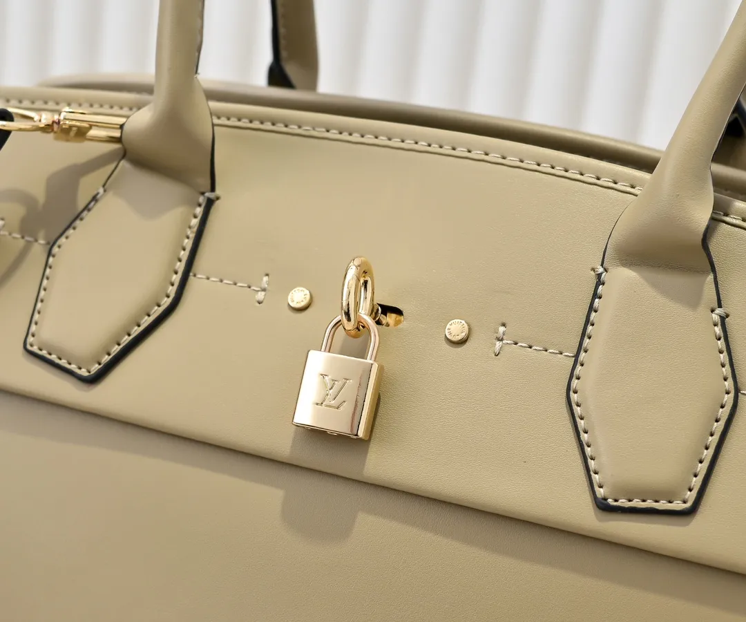 Batch 💰Small 360 💰Large 190 M12005 M12556 M12337 This large City Steamer handbag draws inspiration from the design of suitcases built for cruise ships in 1901, making its eye-catching appearance at the 2024 autumn and winter ready-to-wear show. Grained Millesime leather and shearling leather trims add seasonal flair, an embossed padlock and hot-stamped LV Circle logo add a modern twist, and a removable Monogram storage bag makes it easy to store valuables. Size: large size 35x42x21cm, small size 30x36x17