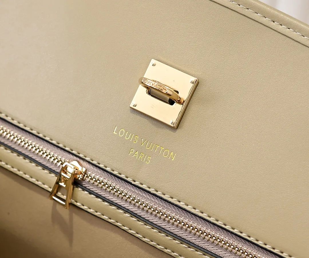 Batch 💰Small 360 💰Large 190 M12005 M12556 M12337 This large City Steamer handbag draws inspiration from the design of suitcases built for cruise ships in 1901, making its eye-catching appearance at the 2024 autumn and winter ready-to-wear show. Grained Millesime leather and shearling leather trims add seasonal flair, an embossed padlock and hot-stamped LV Circle logo add a modern twist, and a removable Monogram storage bag makes it easy to store valuables. Size: large size 35x42x21cm, small size 30x36x17