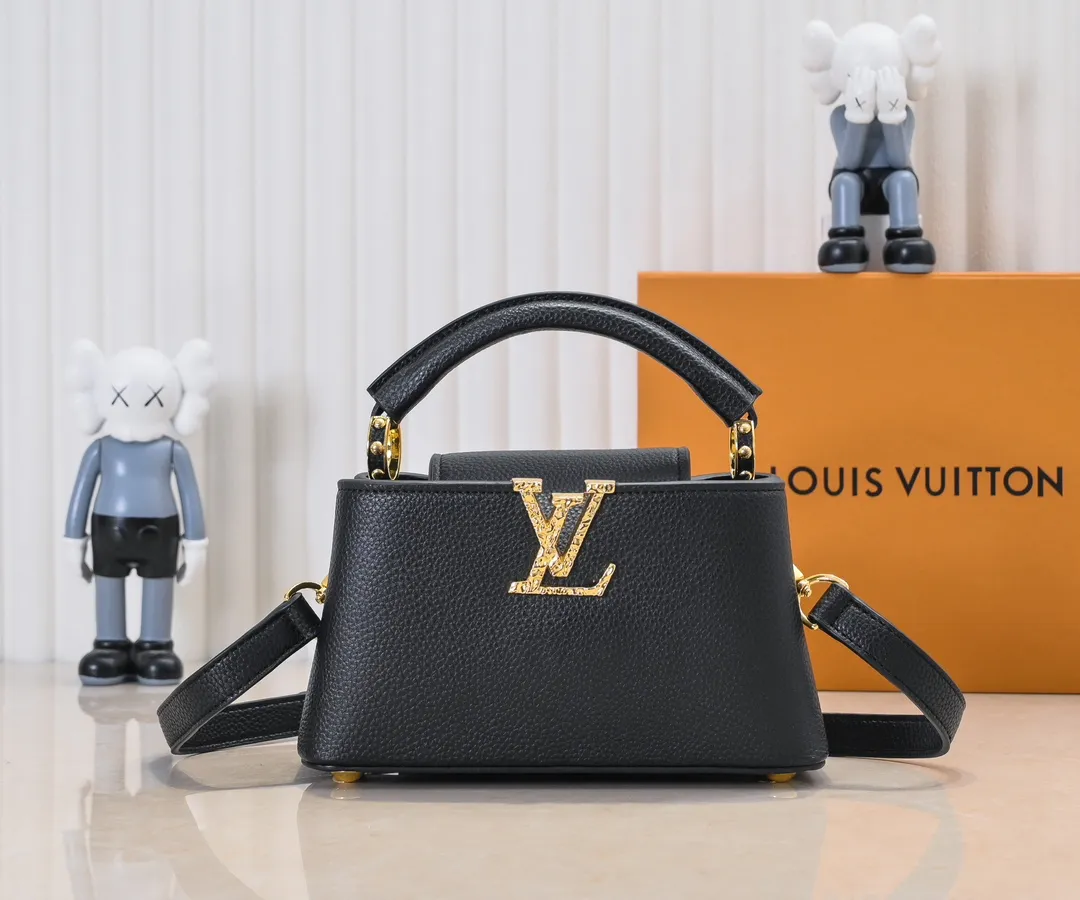 Upgraded version P420 M24671 This Capucines East West mini handbag is made of grained cow leather embellished with LV letters. Its elegant configuration includes compartments, zipper pockets and patch pockets, making it easy to store mobile phones, short wallets and other small items. The detachable and adjustable shoulder strap unlocks the shoulder-carrying experience. 22 x 12 x 8 cm (length x height x width)