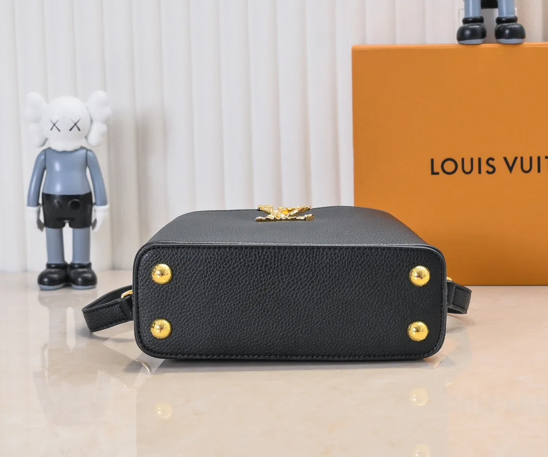 Upgraded version P420 M24671 This Capucines East West mini handbag is made of grained cow leather embellished with LV letters. Its elegant configuration includes compartments, zipper pockets and patch pockets, making it easy to store mobile phones, short wallets and other small items. The detachable and adjustable shoulder strap unlocks the shoulder-carrying experience. 22 x 12 x 8 cm (length x height x width)