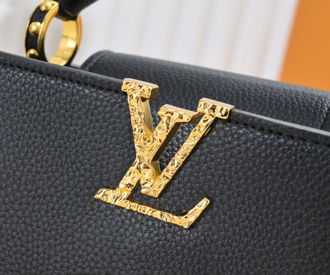 Upgraded version P420 M24671 This Capucines East West mini handbag is made of grained cow leather embellished with LV letters. Its elegant configuration includes compartments, zipper pockets and patch pockets, making it easy to store mobile phones, short wallets and other small items. The detachable and adjustable shoulder strap unlocks the shoulder-carrying experience. 22 x 12 x 8 cm (length x height x width)