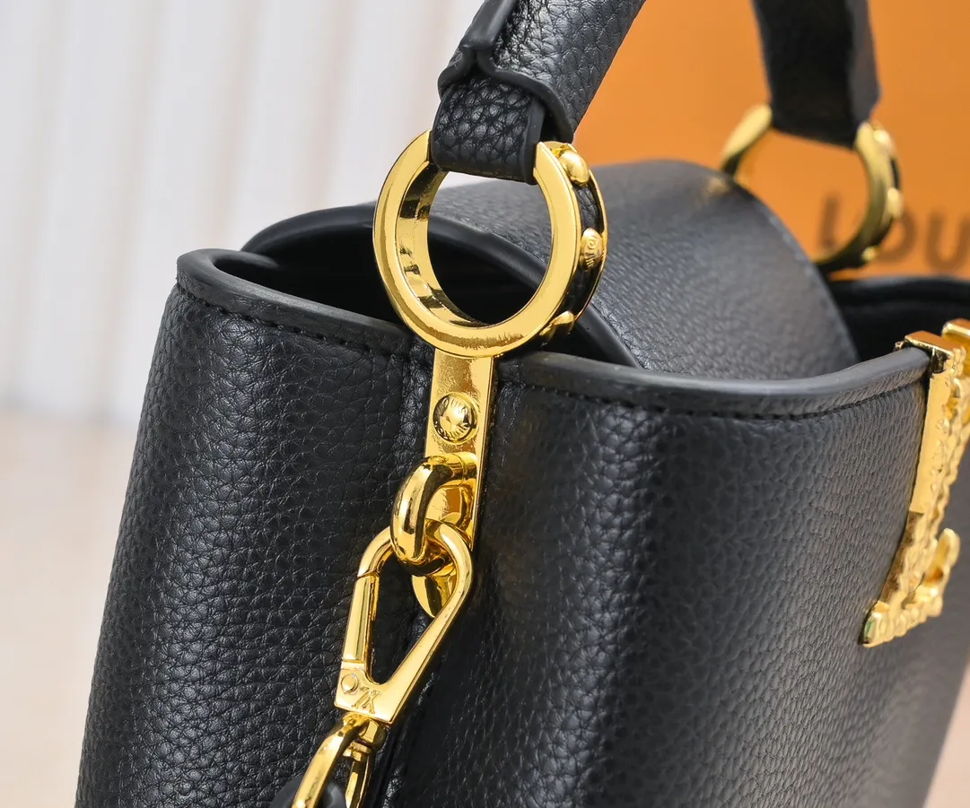 Upgraded version P420 M24671 This Capucines East West mini handbag is made of grained cow leather embellished with LV letters. Its elegant configuration includes compartments, zipper pockets and patch pockets, making it easy to store mobile phones, short wallets and other small items. The detachable and adjustable shoulder strap unlocks the shoulder-carrying experience. 22 x 12 x 8 cm (length x height x width)