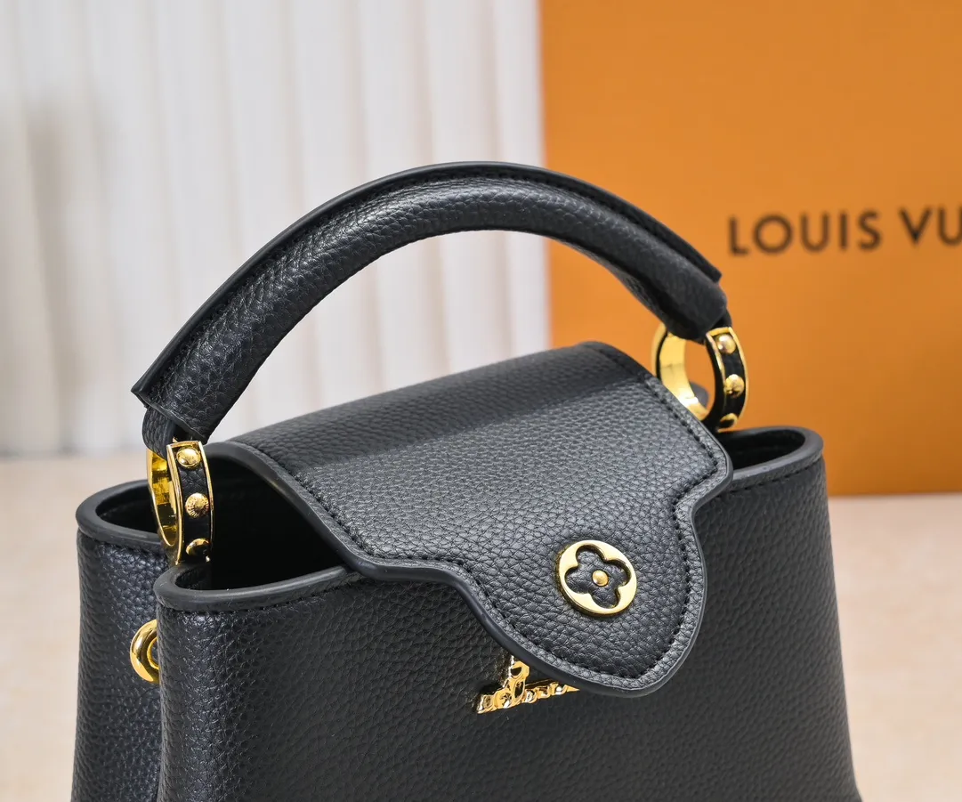 Upgraded version P420 M24671 This Capucines East West mini handbag is made of grained cow leather embellished with LV letters. Its elegant configuration includes compartments, zipper pockets and patch pockets, making it easy to store mobile phones, short wallets and other small items. The detachable and adjustable shoulder strap unlocks the shoulder-carrying experience. 22 x 12 x 8 cm (length x height x width)