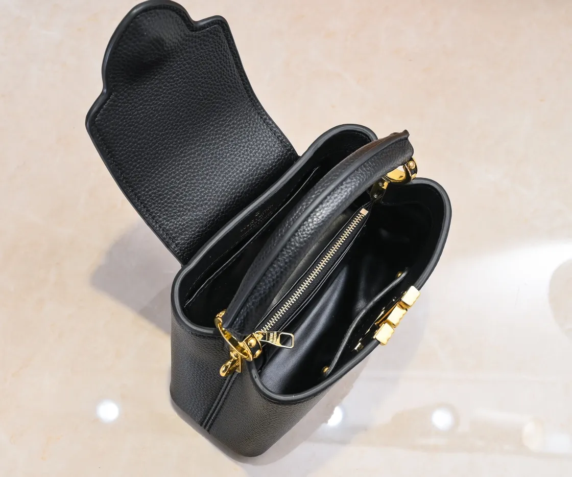 Upgraded version P420 M24671 This Capucines East West mini handbag is made of grained cow leather embellished with LV letters. Its elegant configuration includes compartments, zipper pockets and patch pockets, making it easy to store mobile phones, short wallets and other small items. The detachable and adjustable shoulder strap unlocks the shoulder-carrying experience. 22 x 12 x 8 cm (length x height x width)
