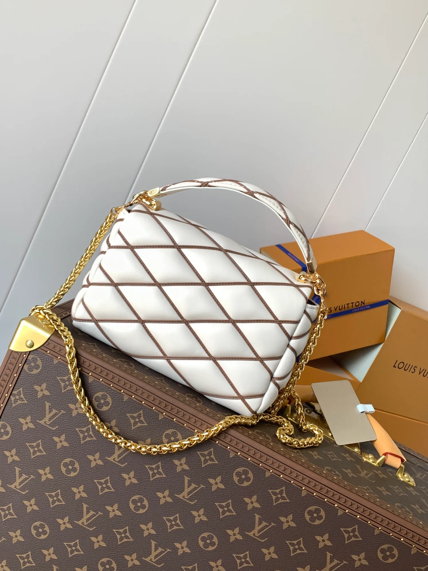💰1280 (top layer leather) top original order, code changing chip M23045 dark gray M22891 beige M23601 brown M22891 black M12338 vanilla M24465 pink gradient M23682 dark blue M12434 blue gradient M22891 blue and white checkered M22891 red and white checkered M25107 silver M22891 patent leather M22892 black pink gradient M24186 light blue gradient M24465 nude pink gradient M12567 burgundy M11374 black hardware M12332 light coffee color M22890 white leather black stripes M23568 gray pink gradient M25106 Chinese red Top-quality original custom leather ~ colors are being updated continuously! This medium GO-14 bag is crafted from rich sheepskin leather with a quilted pattern that pays homage to the brand's traditional luggage designs. The Twist lock makes a striking statement, and the top handle can be carried by hand alone, or it can be transformed into a leather shoulder pad on the sliding chain strap for comfortable shoulder or cross-body wear. Dimensions: 23 x 16 x 10cm