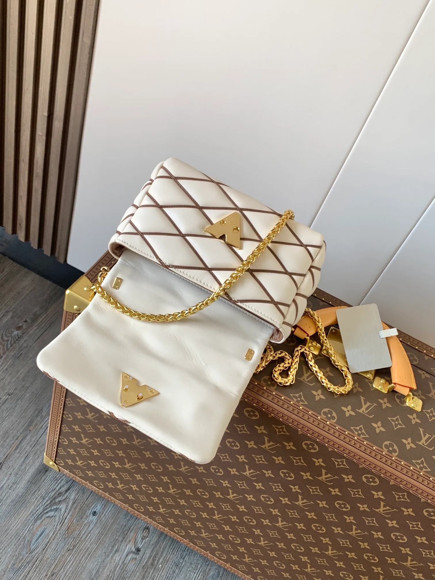 💰1280 (top layer leather) top original order, code changing chip M23045 dark gray M22891 beige M23601 brown M22891 black M12338 vanilla M24465 pink gradient M23682 dark blue M12434 blue gradient M22891 blue and white checkered M22891 red and white checkered M25107 silver M22891 patent leather M22892 black pink gradient M24186 light blue gradient M24465 nude pink gradient M12567 burgundy M11374 black hardware M12332 light coffee color M22890 white leather black stripes M23568 gray pink gradient M25106 Chinese red Top-quality original custom leather ~ colors are being updated continuously! This medium GO-14 bag is crafted from rich sheepskin leather with a quilted pattern that pays homage to the brand's traditional luggage designs. The Twist lock makes a striking statement, and the top handle can be carried by hand alone, or it can be transformed into a leather shoulder pad on the sliding chain strap for comfortable shoulder or cross-body wear. Dimensions: 23 x 16 x 10cm