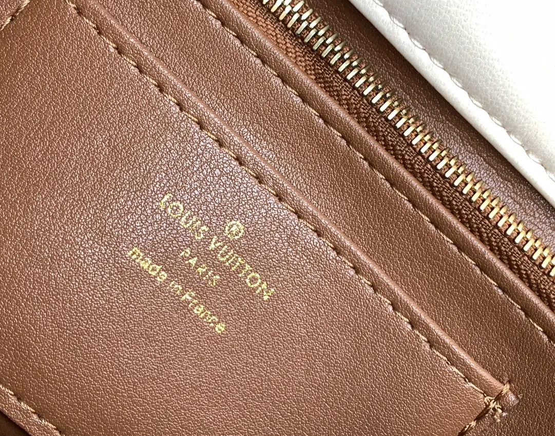 💰1280 (top layer leather) top original order, code changing chip M23045 dark gray M22891 beige M23601 brown M22891 black M12338 vanilla M24465 pink gradient M23682 dark blue M12434 blue gradient M22891 blue and white checkered M22891 red and white checkered M25107 silver M22891 patent leather M22892 black pink gradient M24186 light blue gradient M24465 nude pink gradient M12567 burgundy M11374 black hardware M12332 light coffee color M22890 white leather black stripes M23568 gray pink gradient M25106 Chinese red Top-quality original custom leather ~ colors are being updated continuously! This medium GO-14 bag is crafted from rich sheepskin leather with a quilted pattern that pays homage to the brand's traditional luggage designs. The Twist lock makes a striking statement, and the top handle can be carried by hand alone, or it can be transformed into a leather shoulder pad on the sliding chain strap for comfortable shoulder or cross-body wear. Dimensions: 23 x 16 x 10cm