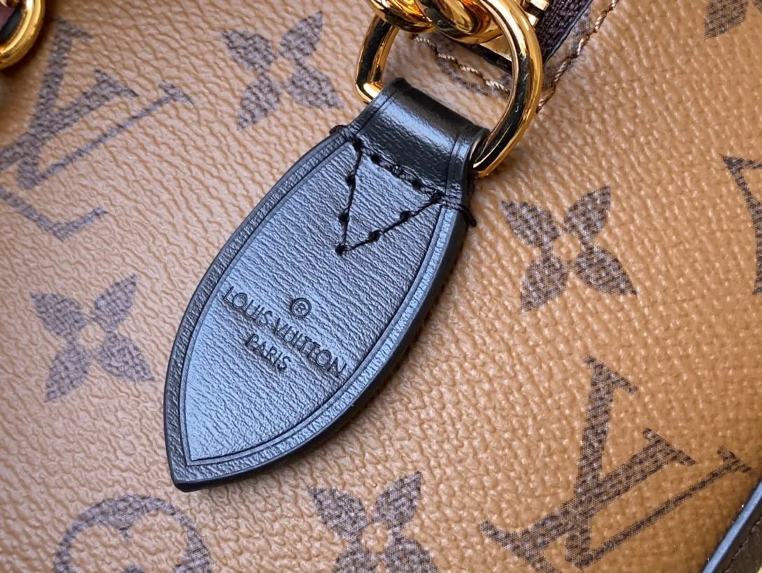 💰1060 (steel hardware) top original order M13146 Speedy Trunk handbag reconstructs the classic design with a bold concept, making an eye-catching appearance at the 2025 Cruise early spring show. Monogram jh canvas with Monogram Reverse trim shows Nicolas Ghesquiere's signature brushwork, and the dazzling metal parts pay tribute to the brand's long trunk-making heritage. The shoulder strap and chain are detachable and can be worn cross-body, over the shoulder or by hand. Dimensions: 20.5 × 16 × 11 cm