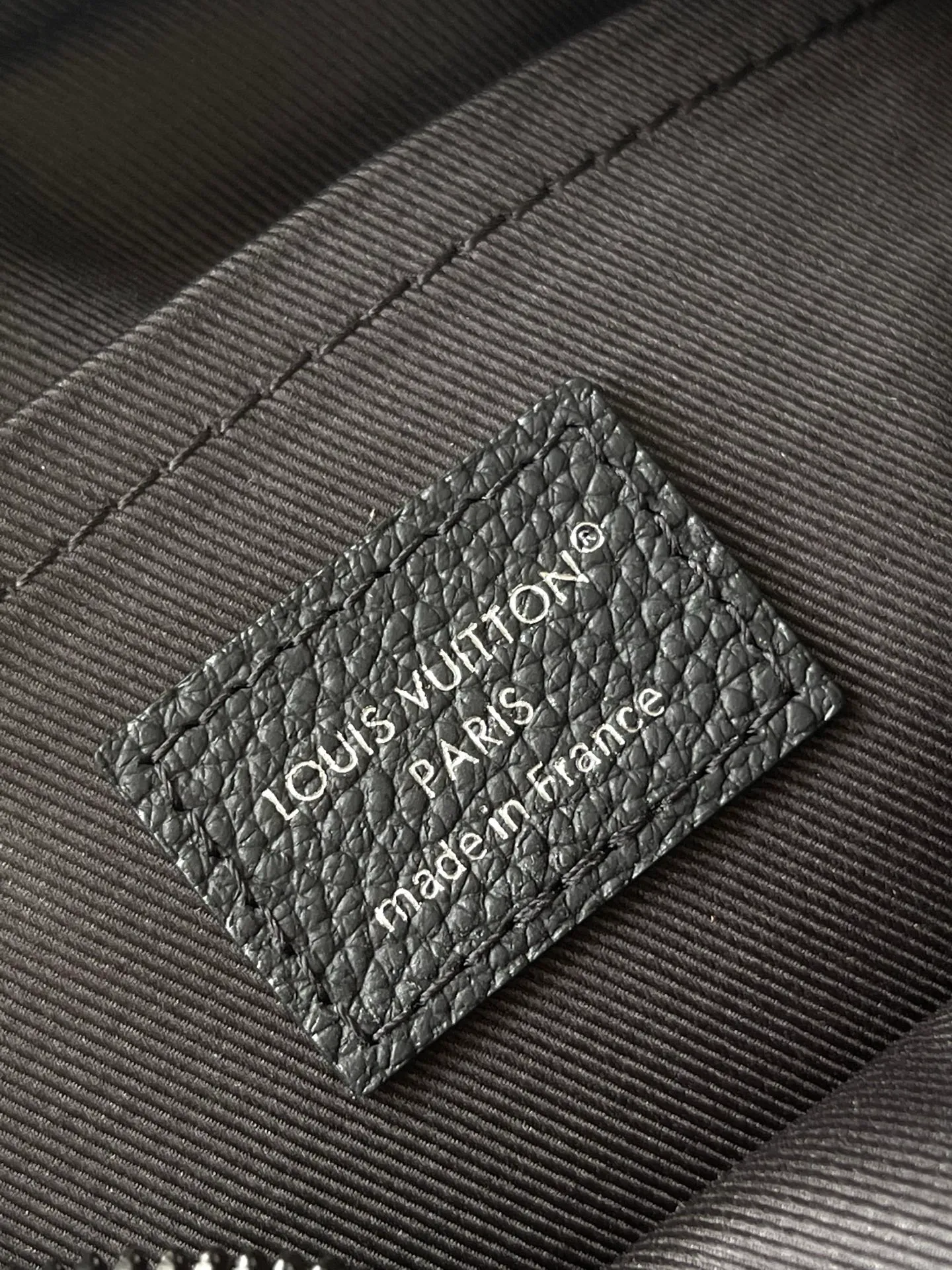 💰1180 Top Original Order M14922 This Mini Soft Trunk handbag is made of Damoflage Black coated canvas with cow leather trim. The compact body is decorated with the pixelated Damier pattern written by Pharrell Wiliams to fully interpret the modern style. The rolled leather top handle and detachable and adjustable shoulder strap provide a variety of carrying options. Dimensions: 18.5 × 13 × 8 cm