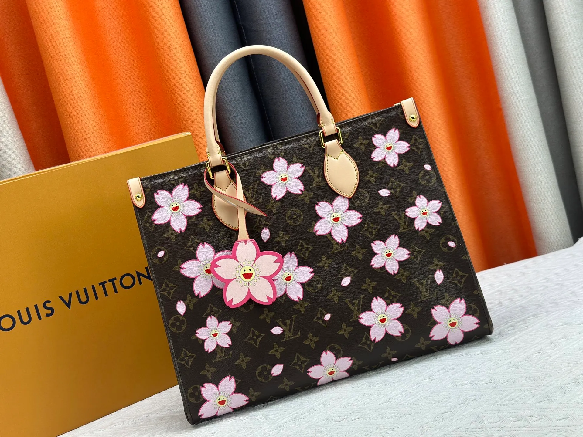 P260 Upgraded original M13269 M45039 M45321 M44571 Takashi Murakami co-branded with cherry blossom. This Onthego medium handbag is decorated with classic Monogram canvas and Monogram Reverse canvas on both sides, presenting different styles at will. Toron's dual handles and shoulder strap allow for a variety of carrying options. Dimensions: 34.0 x 26.0 x 13.0 cm (length x height x width)