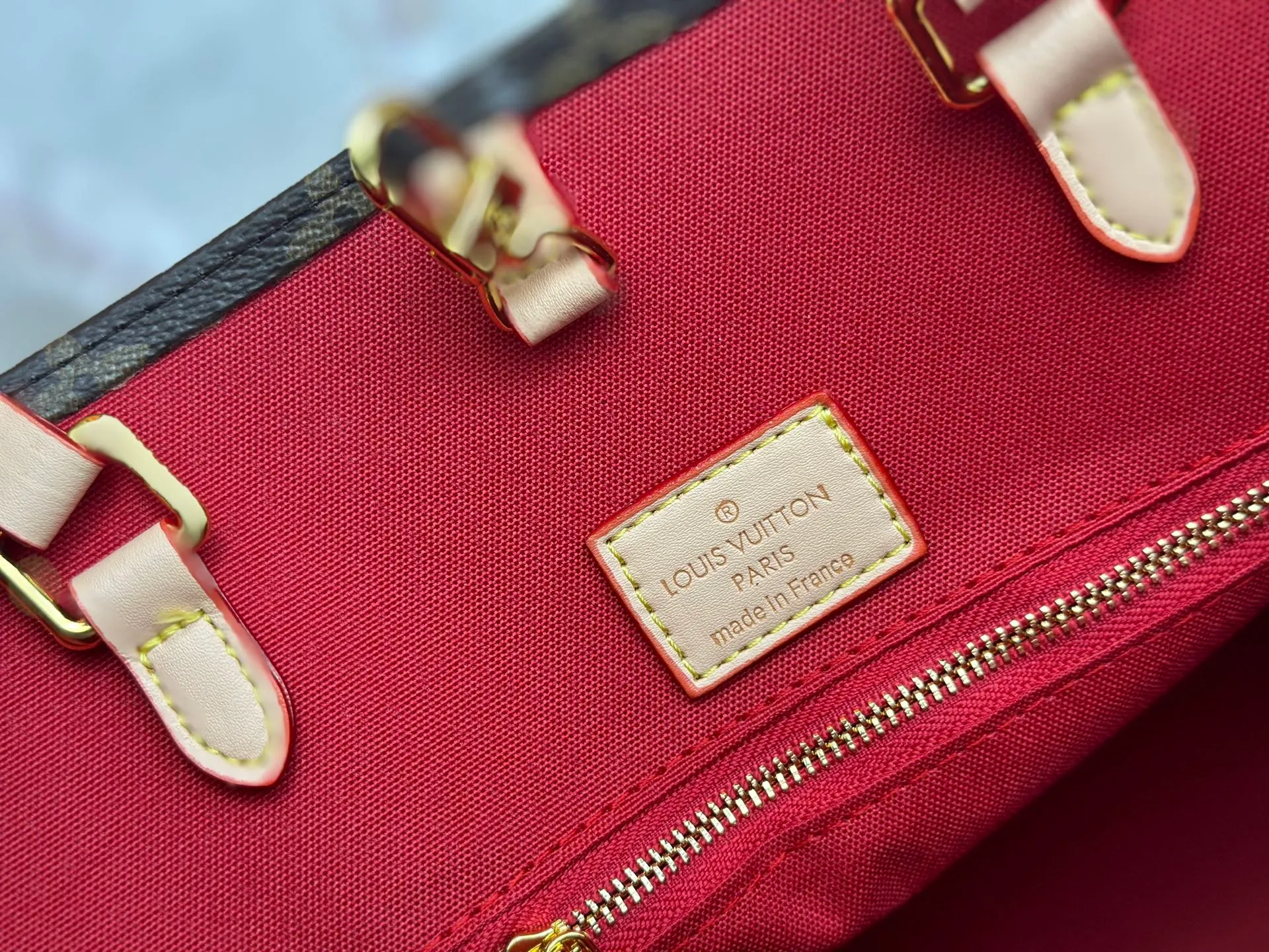 P260 Upgraded original M13269 M45039 M45321 M44571 Takashi Murakami co-branded with cherry blossom. This Onthego medium handbag is decorated with classic Monogram canvas and Monogram Reverse canvas on both sides, presenting different styles at will. Toron's dual handles and shoulder strap allow for a variety of carrying options. Dimensions: 34.0 x 26.0 x 13.0 cm (length x height x width)