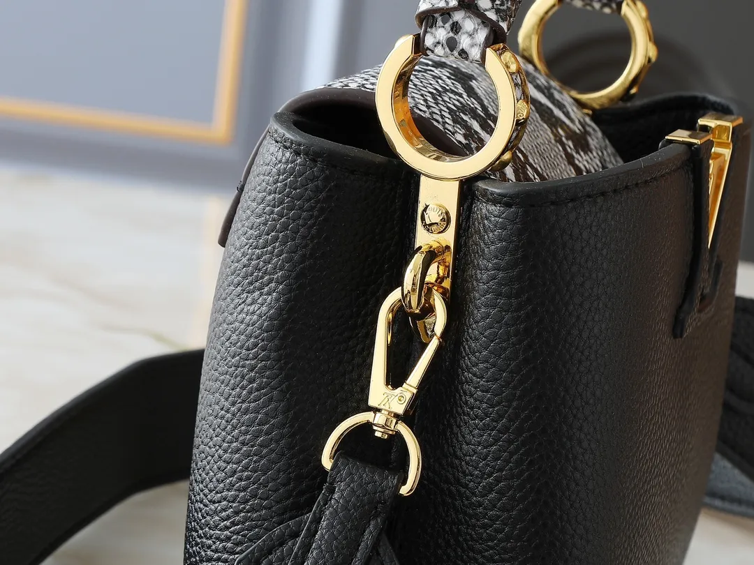 💰320💰Guangzhou goods Upgraded original M80071 M80041 M81410 M81258 M98477 This Capucines mini handbag displays the subtle sheen of the delicate Taurillon leather and python leather handles, embellished with iconic letters. The detachable wide shoulder strap allows the compact size to be worn on the shoulder or cross-body. Dimensions: 21.0 x 14.0 x 8.0 cm
