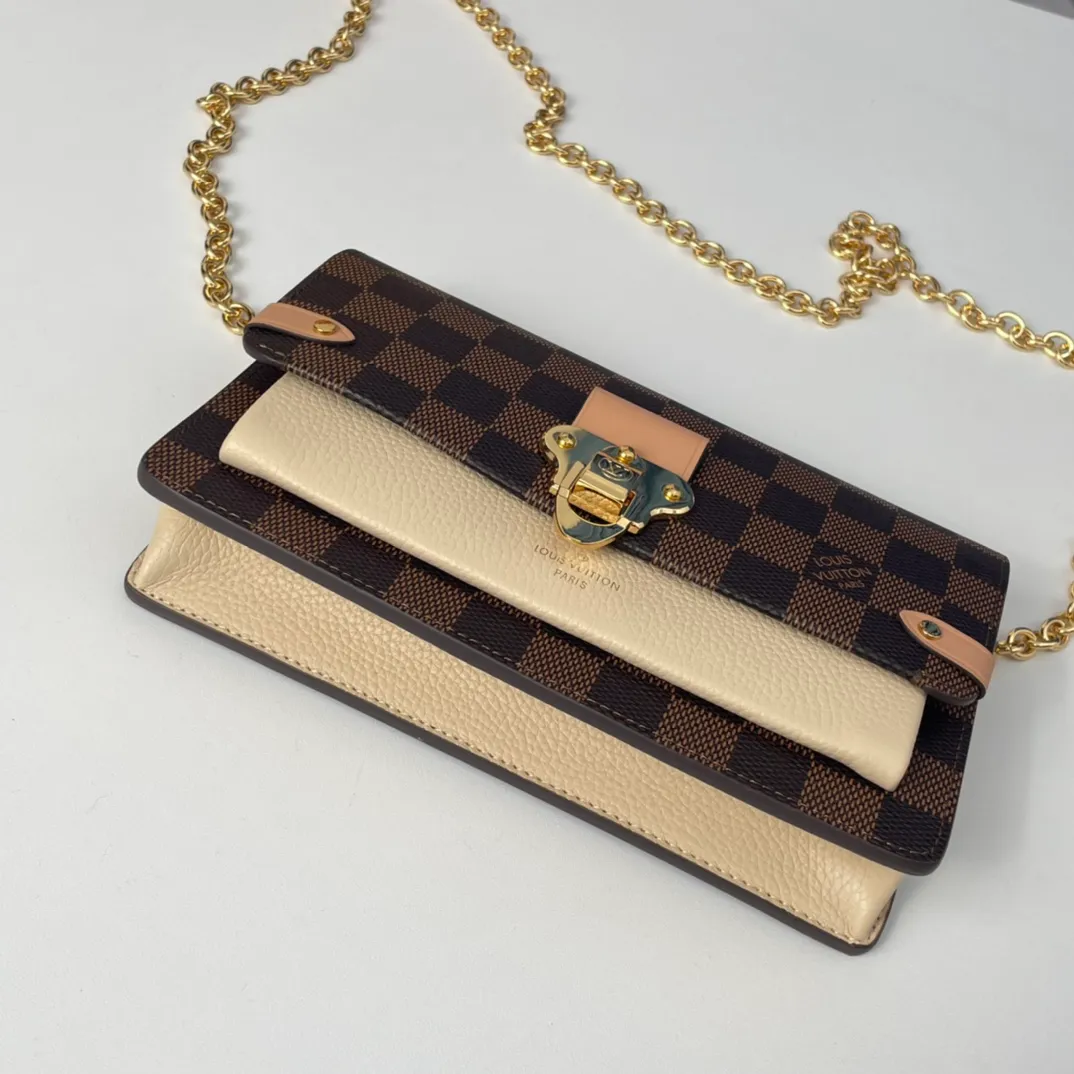 P640 🇫🇷Exclusive real shot of overseas original order N60237! The Vavin Chain Wallet combines Louis Vuitton's signature Damier canvas with leather. The design element of the brand's traditional luggage is transformed into a gold hook and embellished flap. With the clever use of the detachable chain shoulder strap, it can be easily changed into various carrying methods, making it suitable for day and night occasions. Size: 19×12.5×4cm